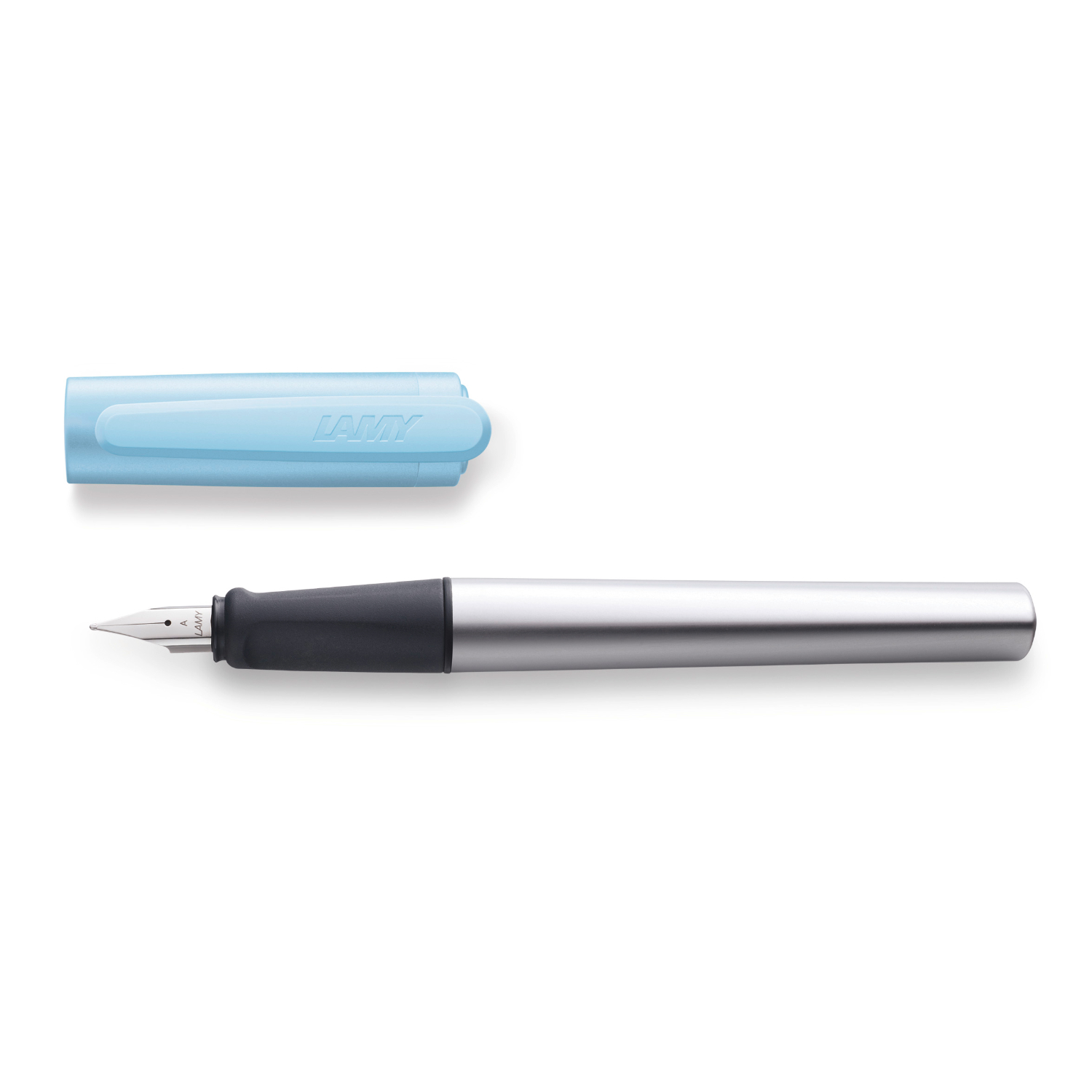 Füllhalter nexx mit silbernem Schaft und azurblauer Kappe von Lamy, Feder A, auf weißem Hintergrund.