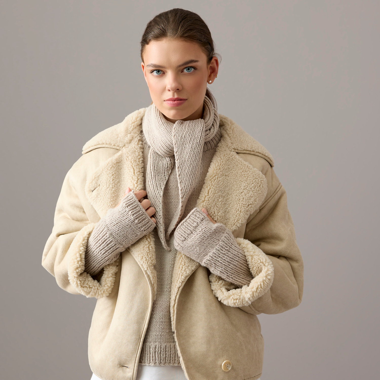 Vegan Cashmere Special: Frau in beigem Strickset von Rico Design mit Schal und Stulpen aus veganem Kaschmir.