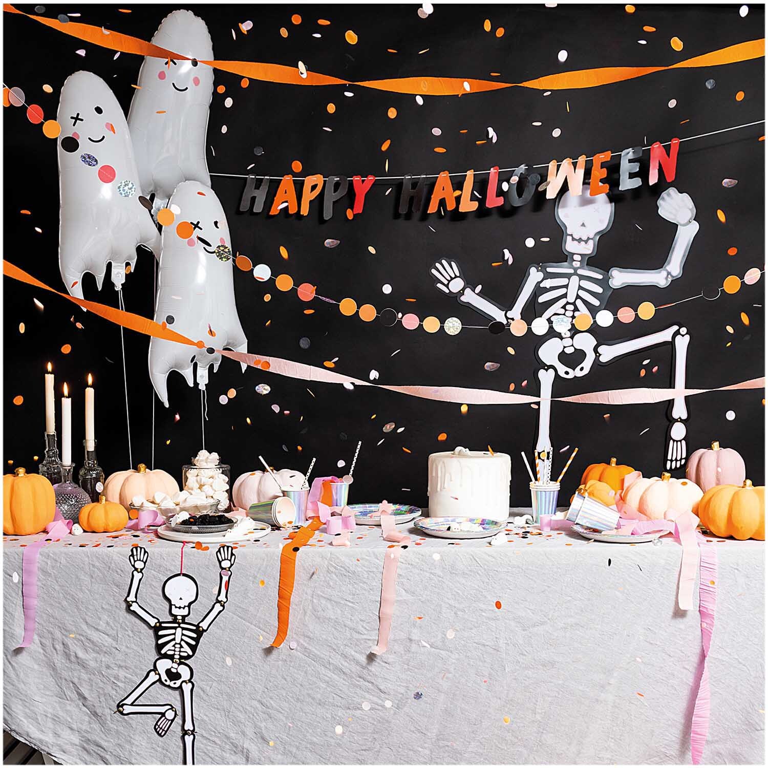 Paper Poetry Hänge-Skelett groß 32x140cm vor einem dekorierten Halloween-Tisch mit Kürbissen und Geistern.