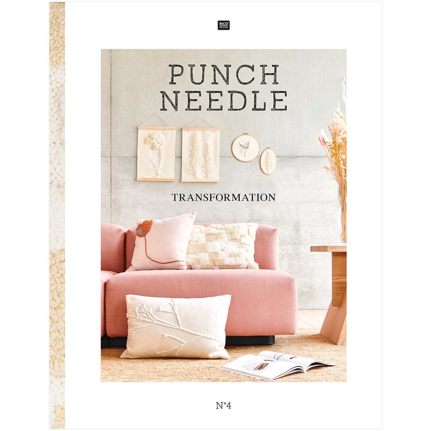 Stickbuch Punch Needle Nr. 4 Transformation zeigt ein stilvolles Wohnzimmer mit rosa Sofa und dekorativen Kissen.