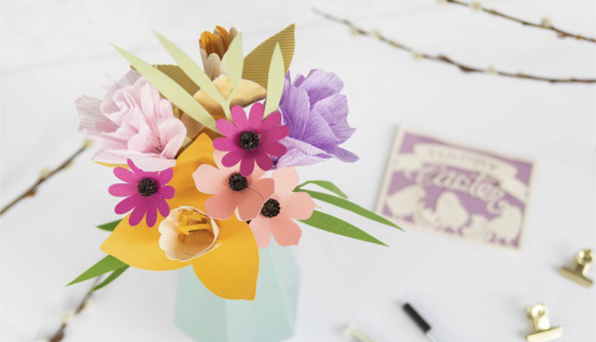 Bastelanleitung Blumenbouquet plotten mit dem Cricut Maker: Buntes Papierblumenbouquet in Vase.