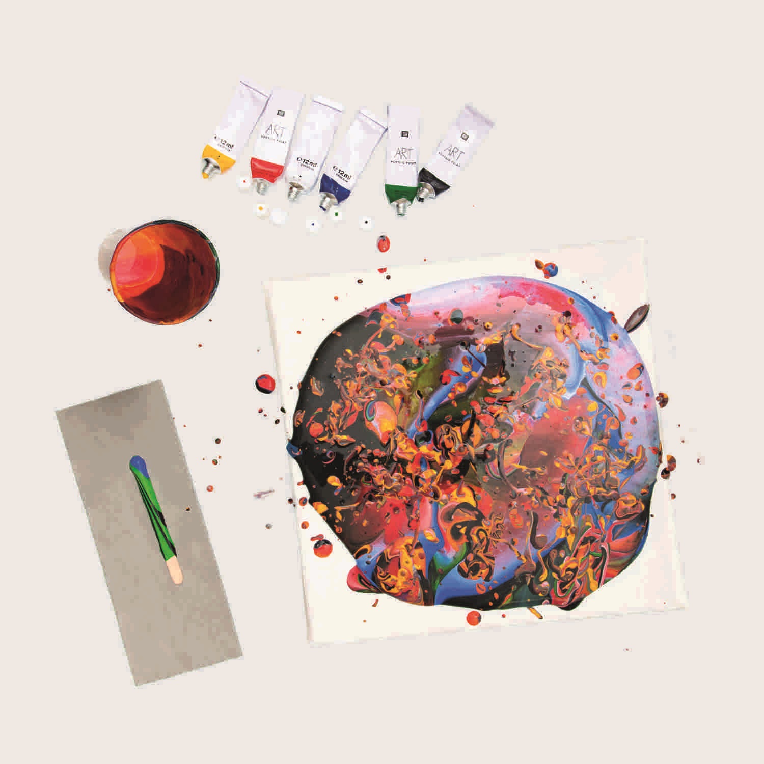 Rotfarbenes Bild mit Acryl gießen gestaltet, daneben liegend zugehörige Acrylfarben, Becher und Holzstäbchen. Flatlay von Produkten.