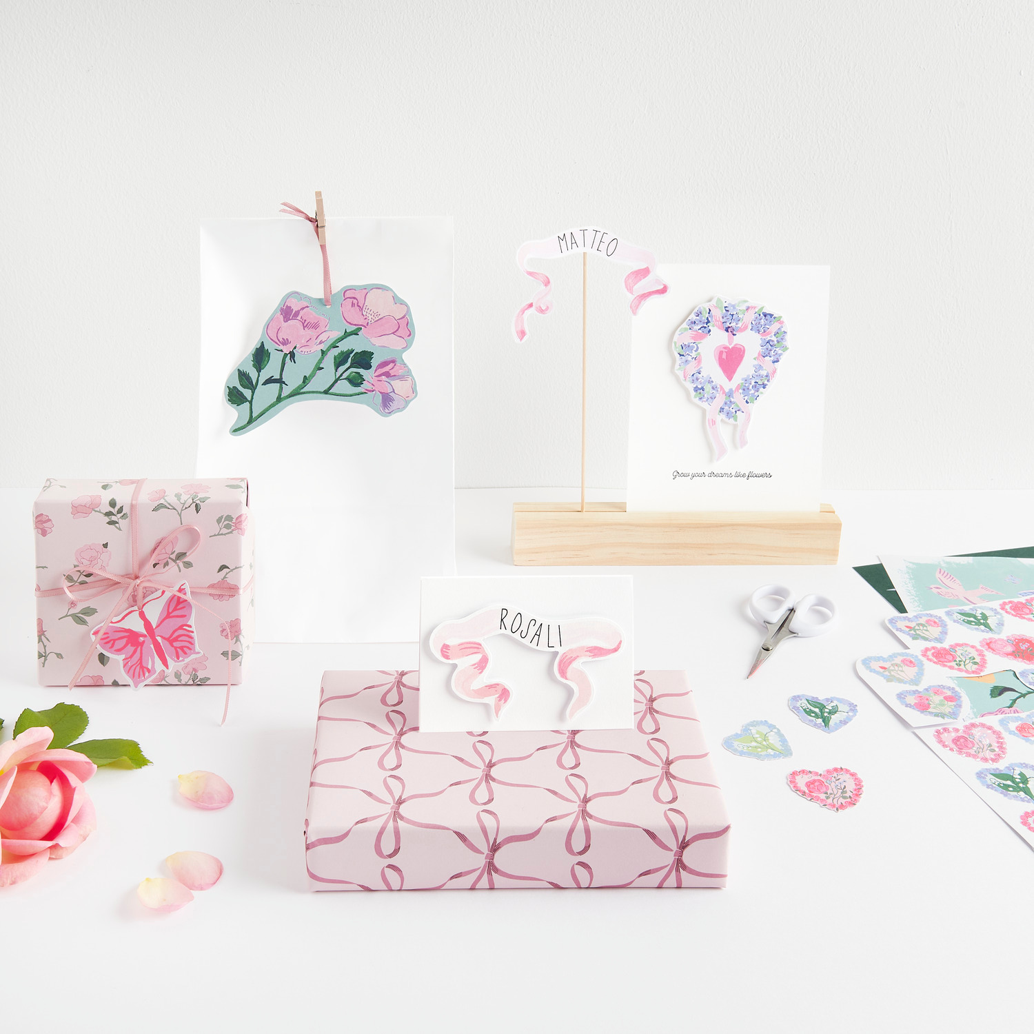 Paper Poetry Motivpapierblock La Vie En Rose: Kreative Bastelideen mit floralen Designs und zarten Pastelltönen für individuelle Grußkarten und Dekorationen.