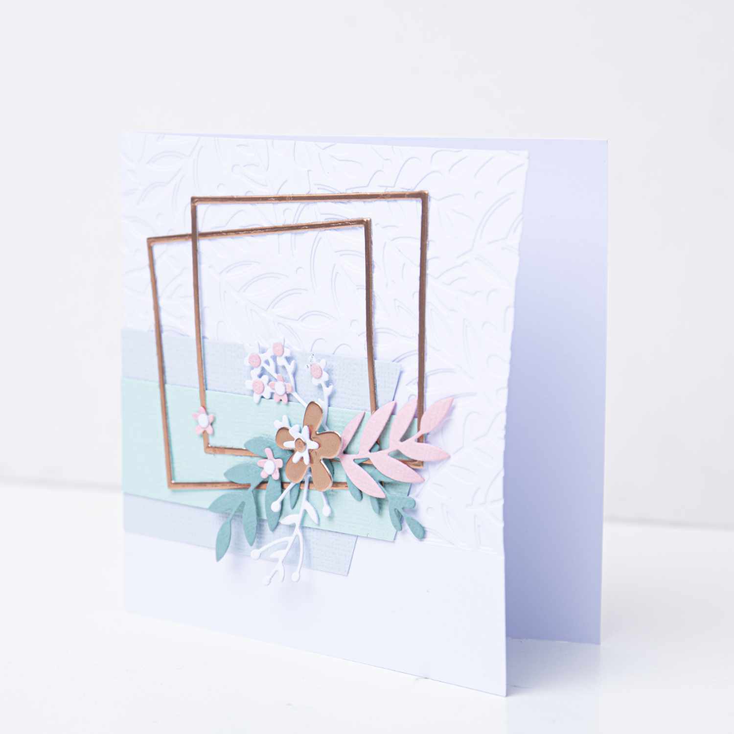 Big Shot Starter Set: Elegante Grußkarte mit floralen Verzierungen und geometrischen Rahmen, ideal für kreative Bastelprojekte.