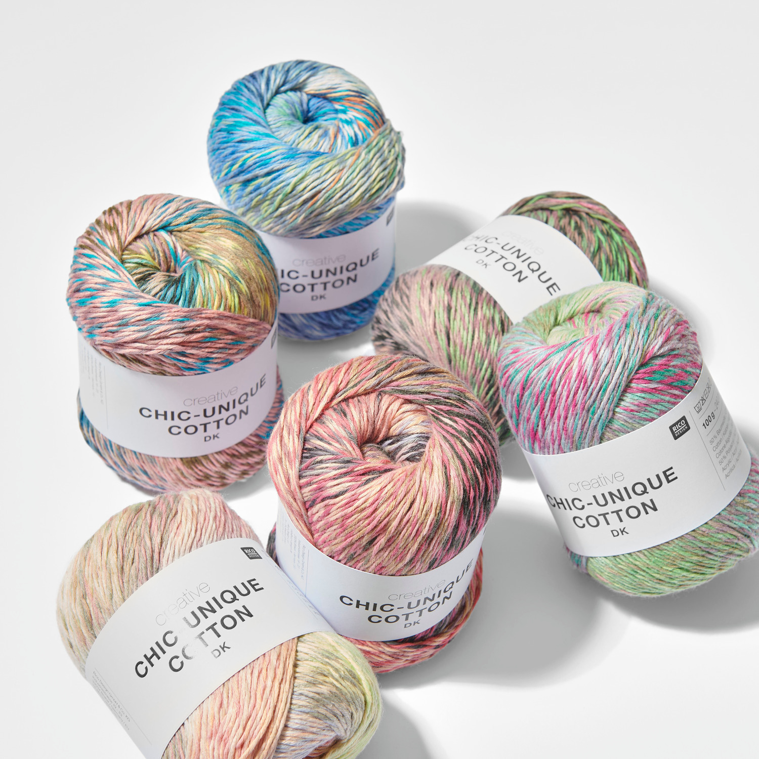 Creative Chic-Unique Cotton dk: Bunte Garnknäuel in Pastellfarben, ideal für kreative Strickprojekte.