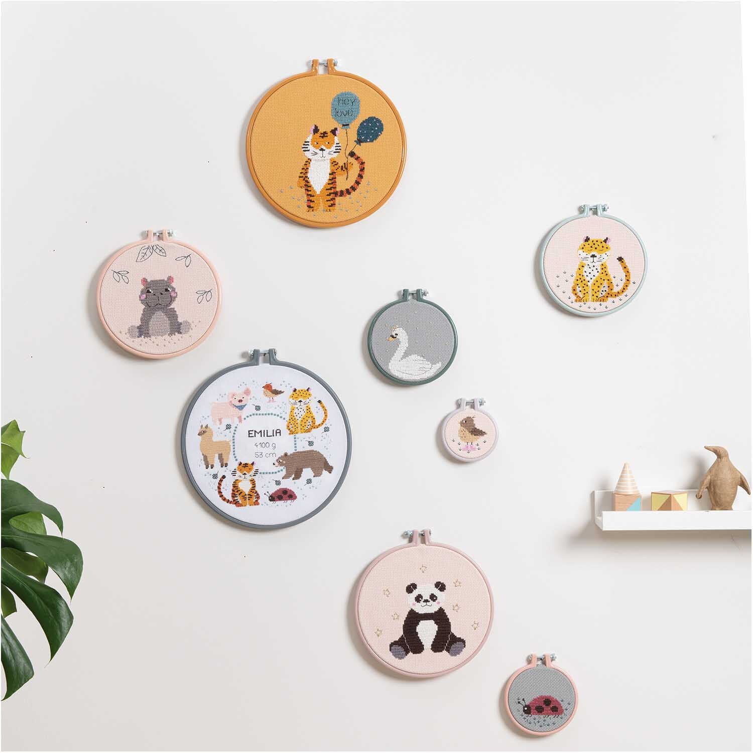 Stickring aus Kunststoff mit Tiermotiven an der Wand, in verschiedenen Farben und Größen von Rico Design.