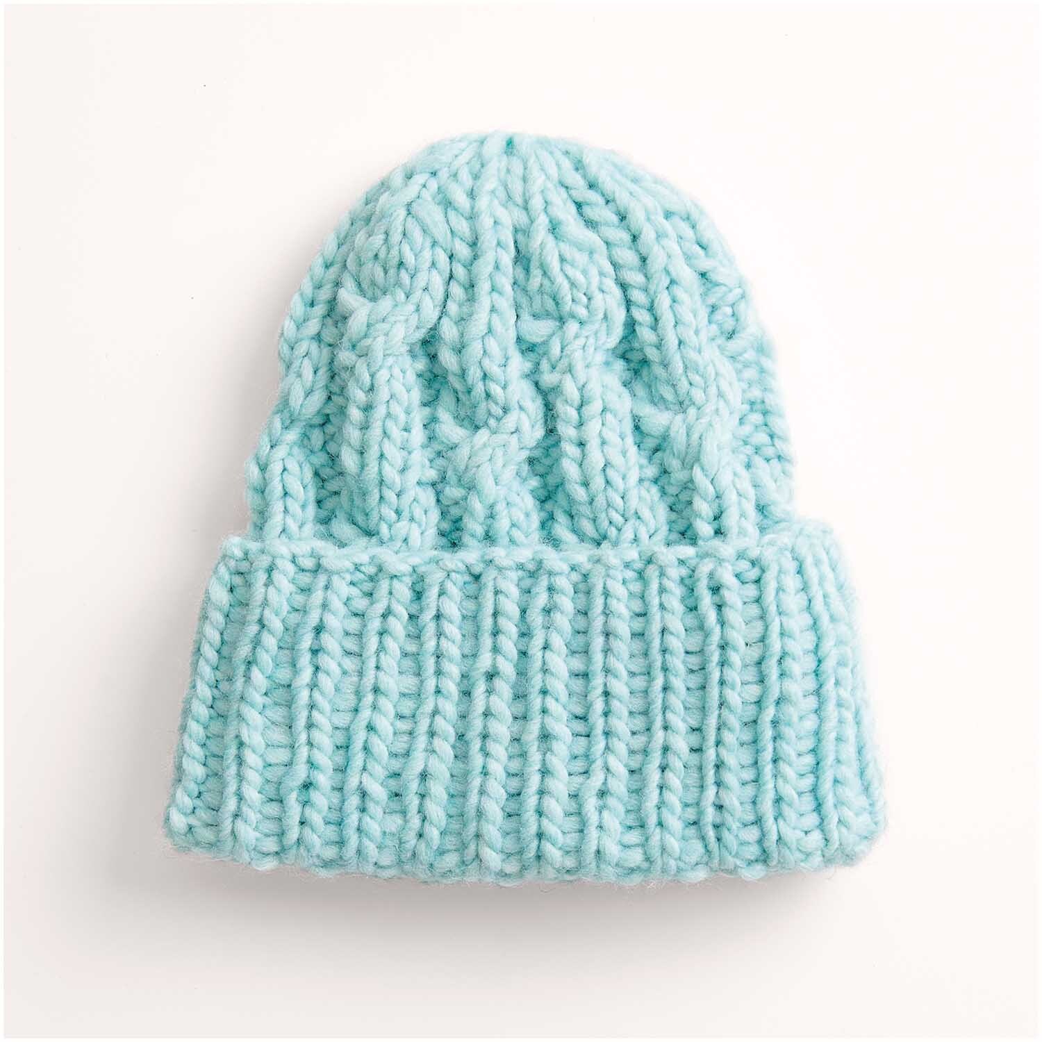 Strickset Mütze Modell 24: Hellblaue, handgestrickte Mütze mit Zopfmuster, ideal für kalte Tage.