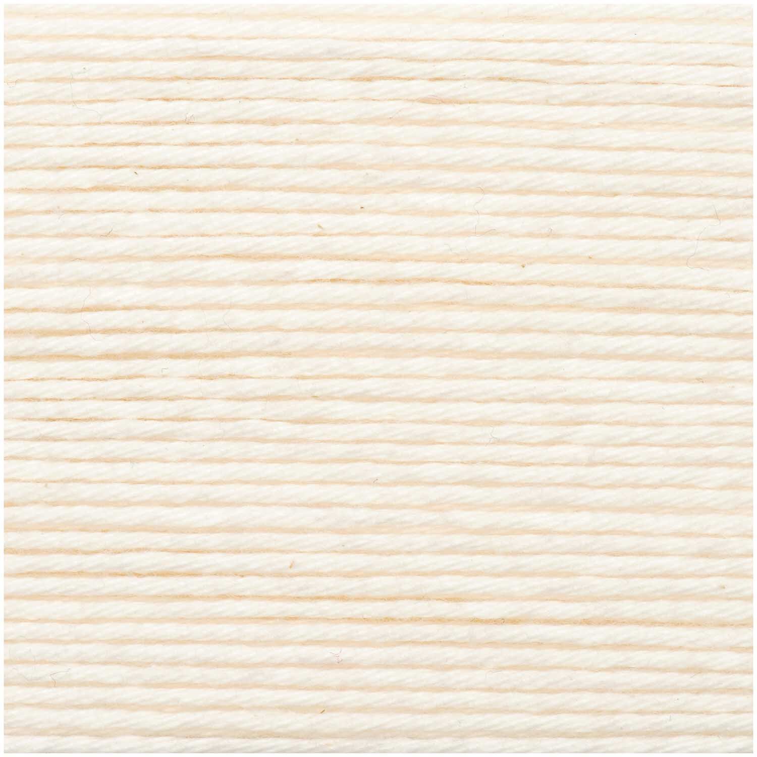 Creative Ricorumi dk in Creme von Rico Design, 25g. Nahaufnahme von weichem, cremefarbenem Garn, ideal für Strick- und Häkelprojekte.
