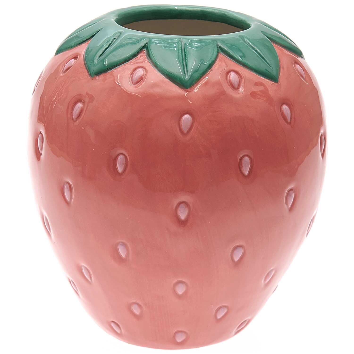 Keramik Vase Erdbeere Ø14cm von Rico Design in Form einer Erdbeere mit grünen Blättern oben.