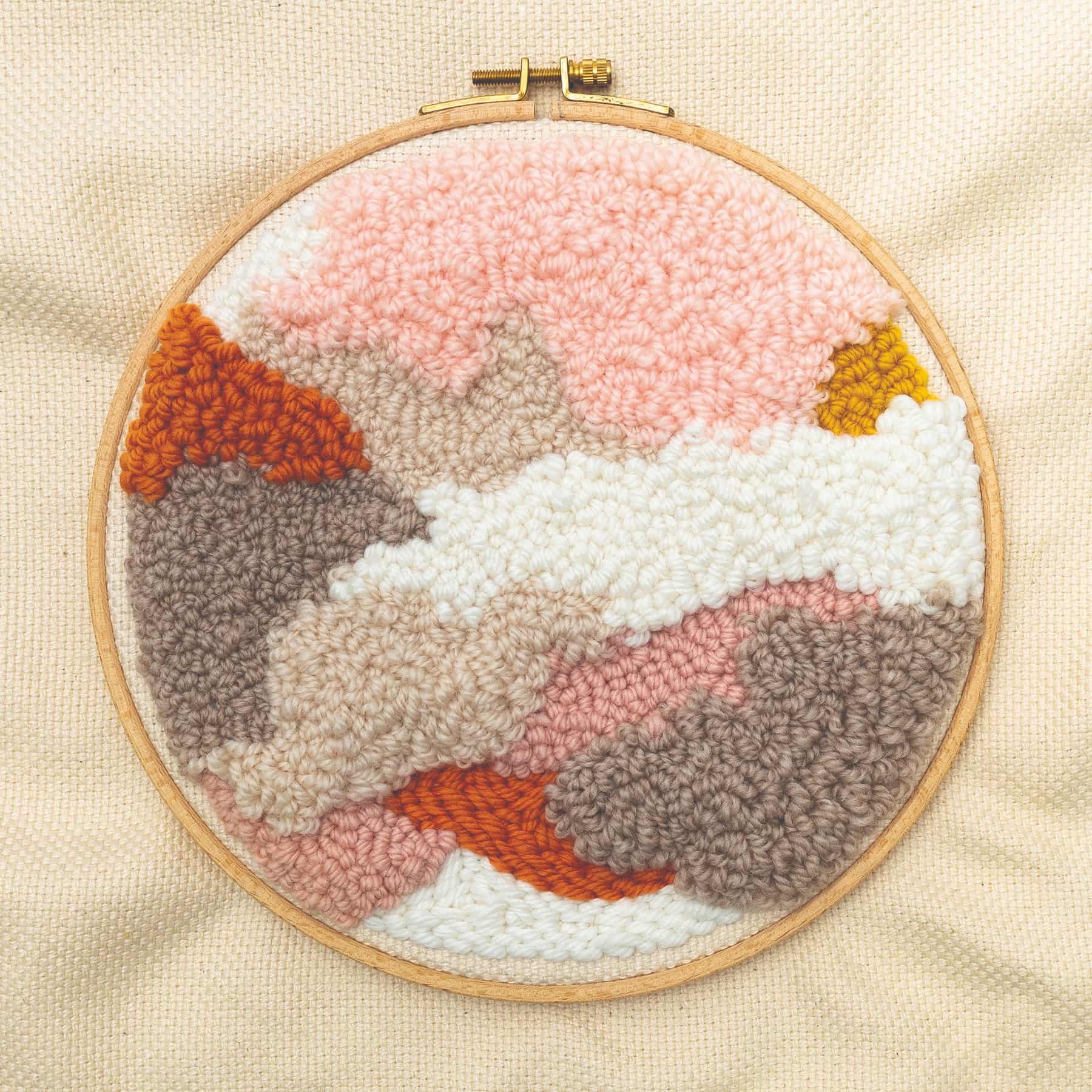 Punch Needle-Bild in Stickrahmen mit organischen Formen in Weiß, Rosa, Rot und Braun