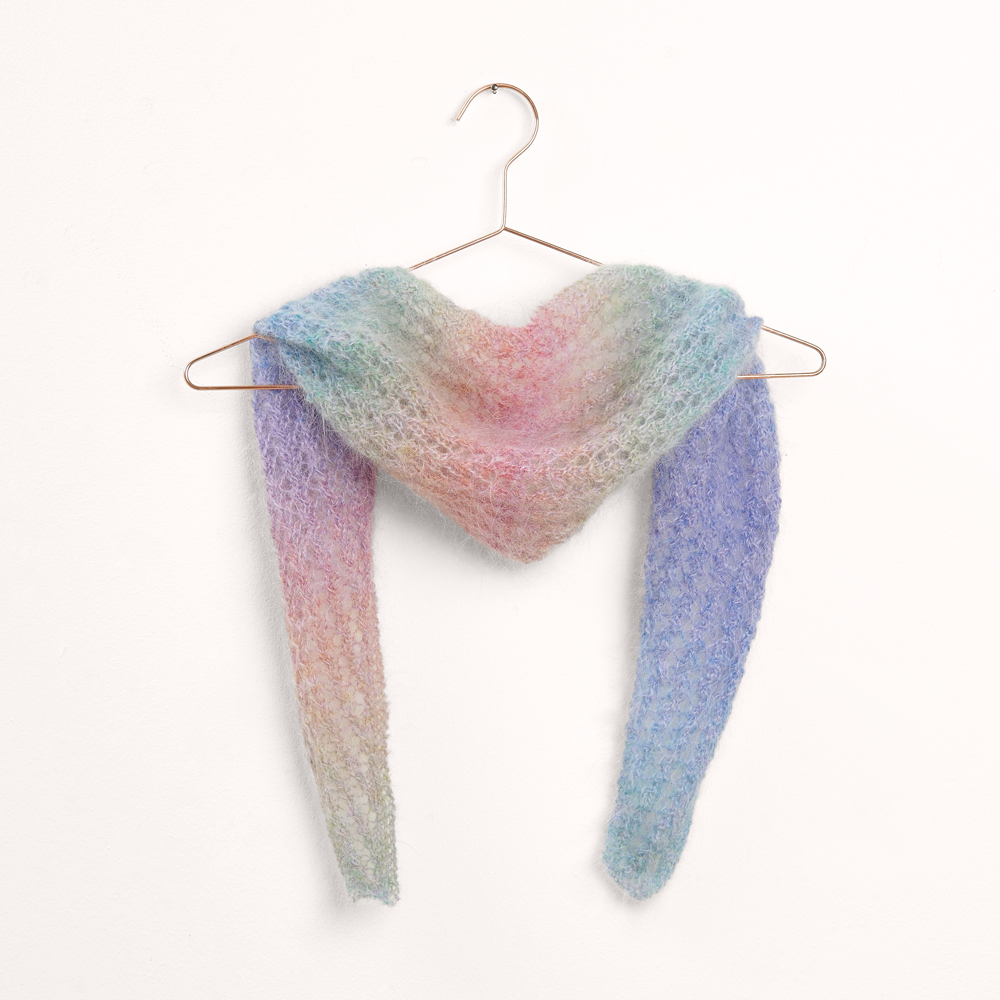 Buntes Dreieckstuch auf grauem Hintergrund – zum Strickset
