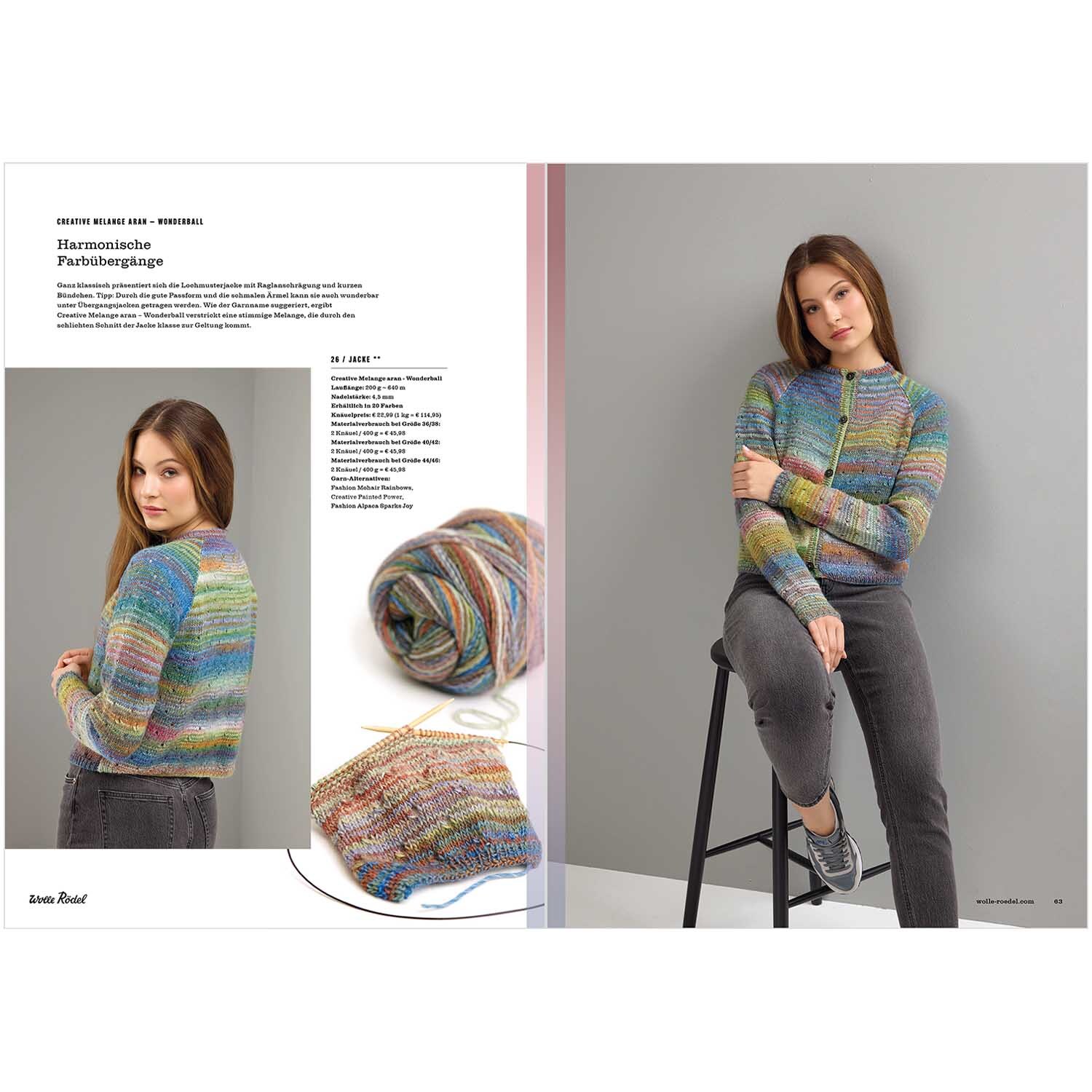 Die Neue Masche Nr. 07 Herbst: Frau in buntem Strickpullover von Wolle Rödel, sitzt auf Hocker.