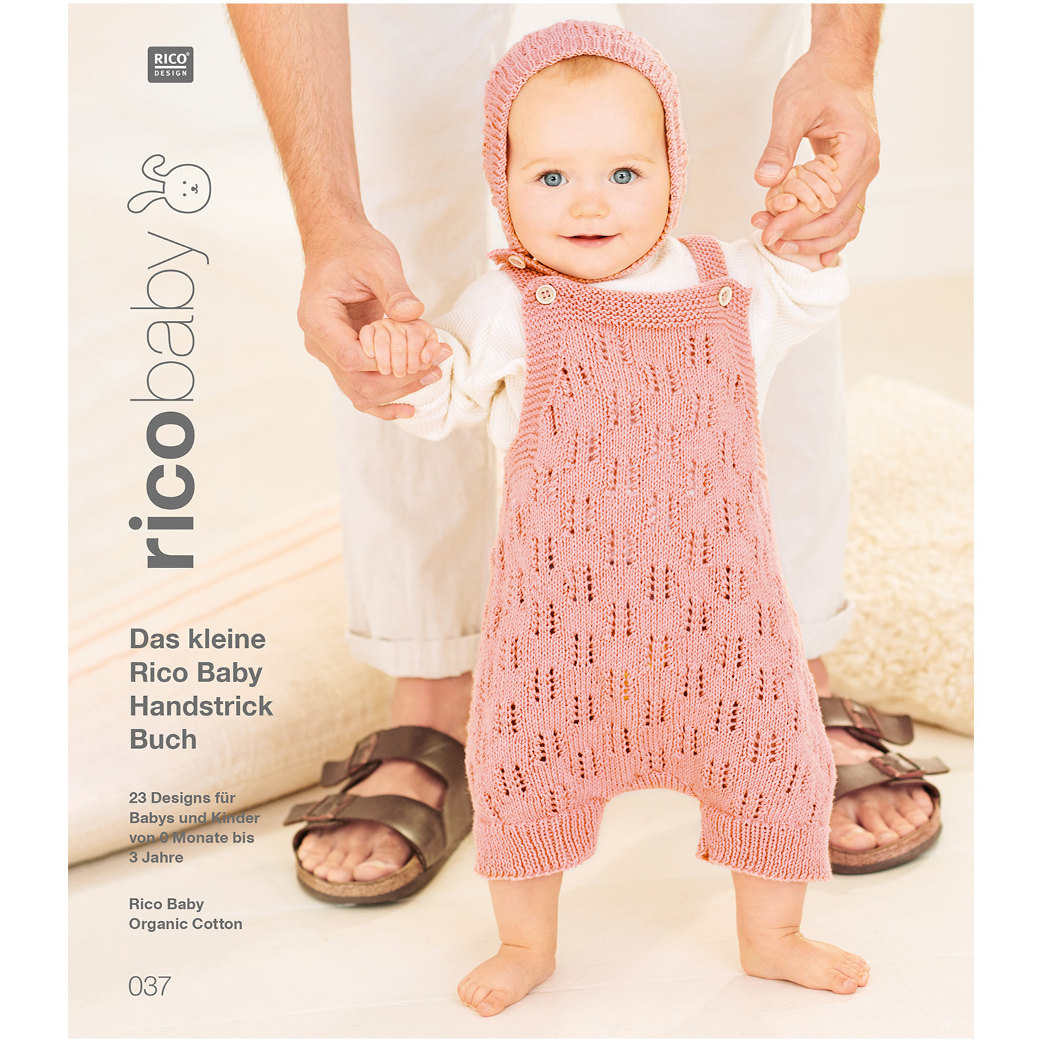 Rico Baby Heft Nr.37 zeigt ein Baby in rosa Strickanzug und Mütze, gehalten von einem Erwachsenen.