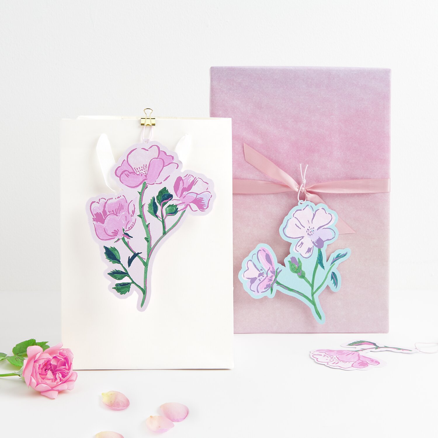 Paper Poetry Geschenkanhänger La Vie en Rose Blumen, 6 Stück, rosa Blüten auf Geschenkverpackungen. Ideal für stilvolle Präsentationen.