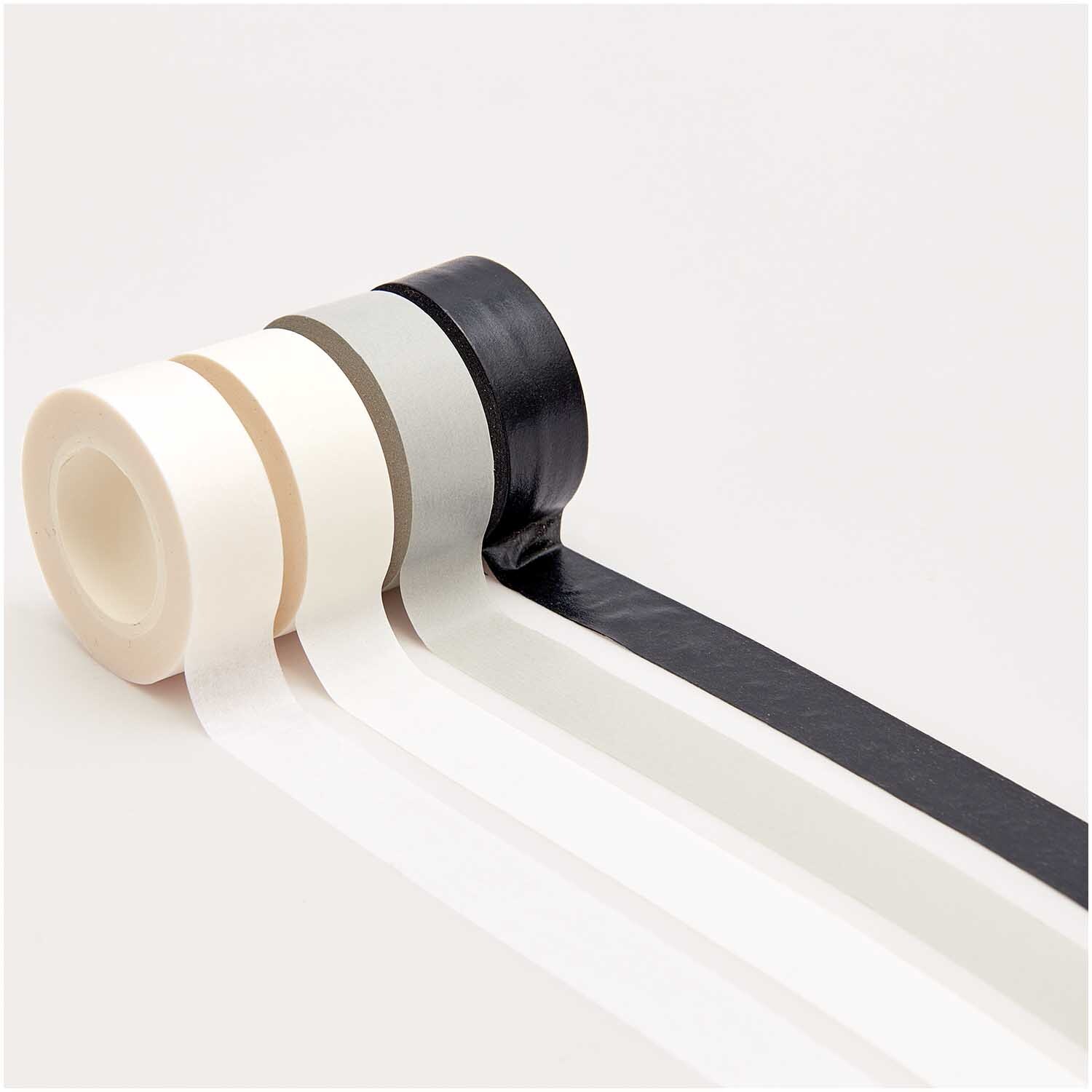 Paper Poetry Tape Set schwarz-weiß 15mm 10m, 4-teilig, zeigt vier Rollen Klebeband in neutralen Tönen.