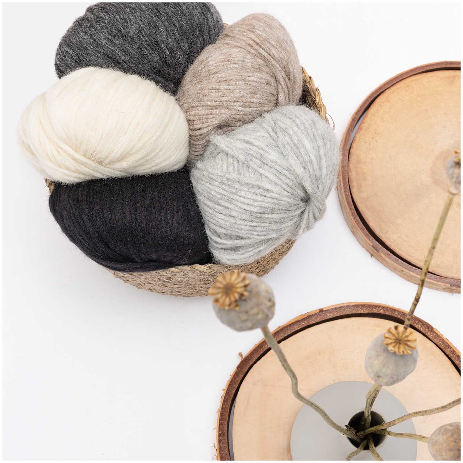 Luxury Baby Alpaca & Merino chunky - Madly in Love: Garn in Marine, Flieder, Nougat, Beige und Creme in einem Korb, von Rico Design.