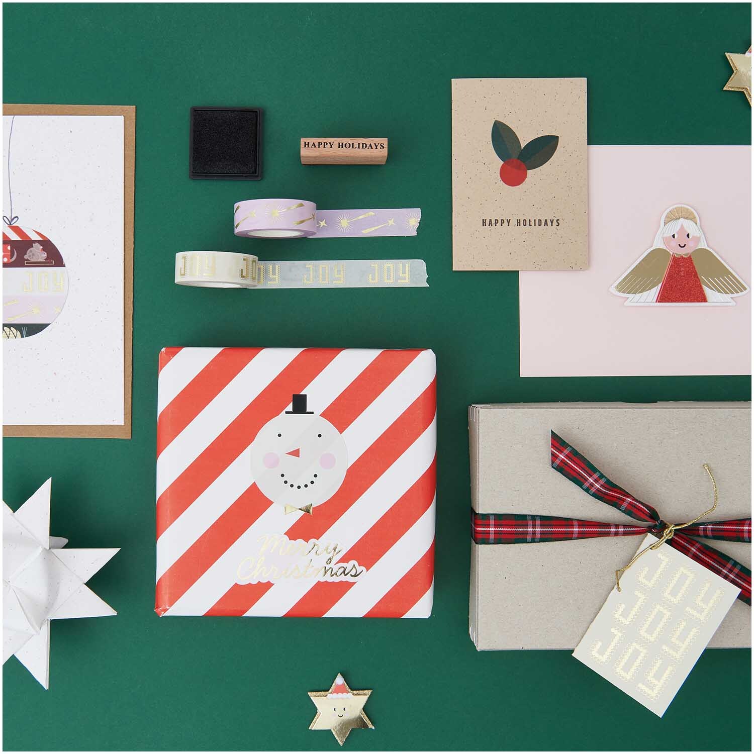 Paper Poetry 3D Sticker Engel auf einem grünen Hintergrund mit Geschenken und Weihnachtskarten.