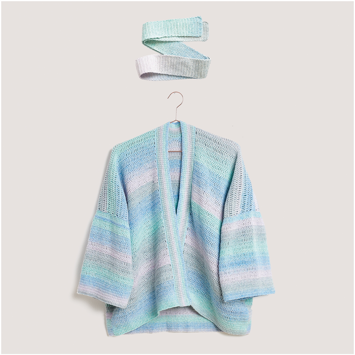 Häkelset Kimono-Jacke Modell 29 aus Lovewool Nr. 18 in Pastelltönen mit passendem Gürtel.
