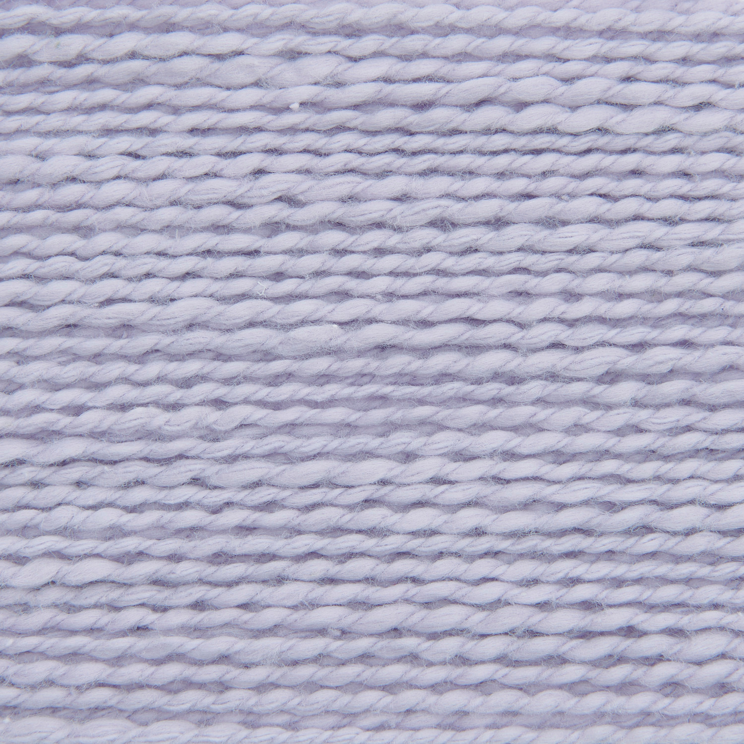 Essentials Super Cotton dk, fliederfarbene Wolle von Rico Design, 50g 100m, Nahaufnahme der Textur.