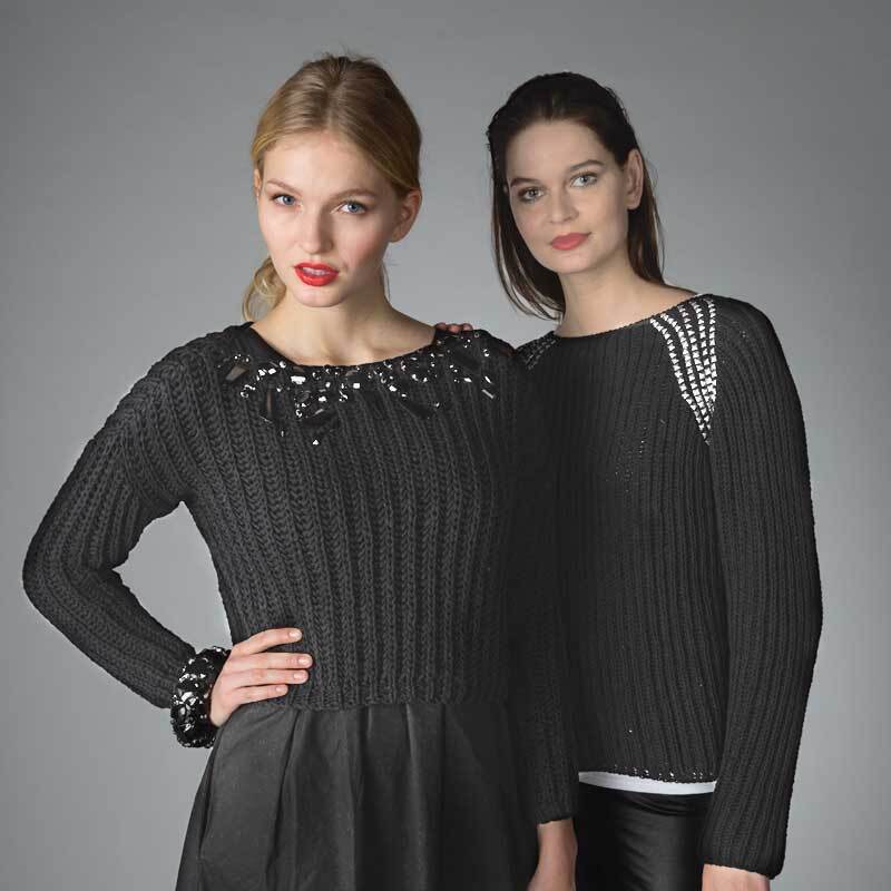Sport- & Strumpfwolle Cotton Stretch: Zwei Frauen in eleganten, schwarzen Strickpullovern mit dekorativen Details. Ideal für stilvolle Wintermode.