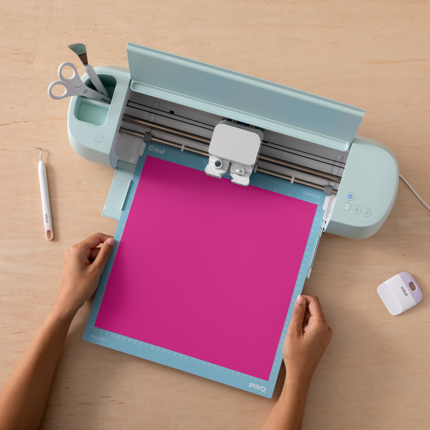 Color change Vinyl HOT Permanent: Eine Person arbeitet mit einer Schneidemaschine und pinkem Vinyl, 30x60cm.