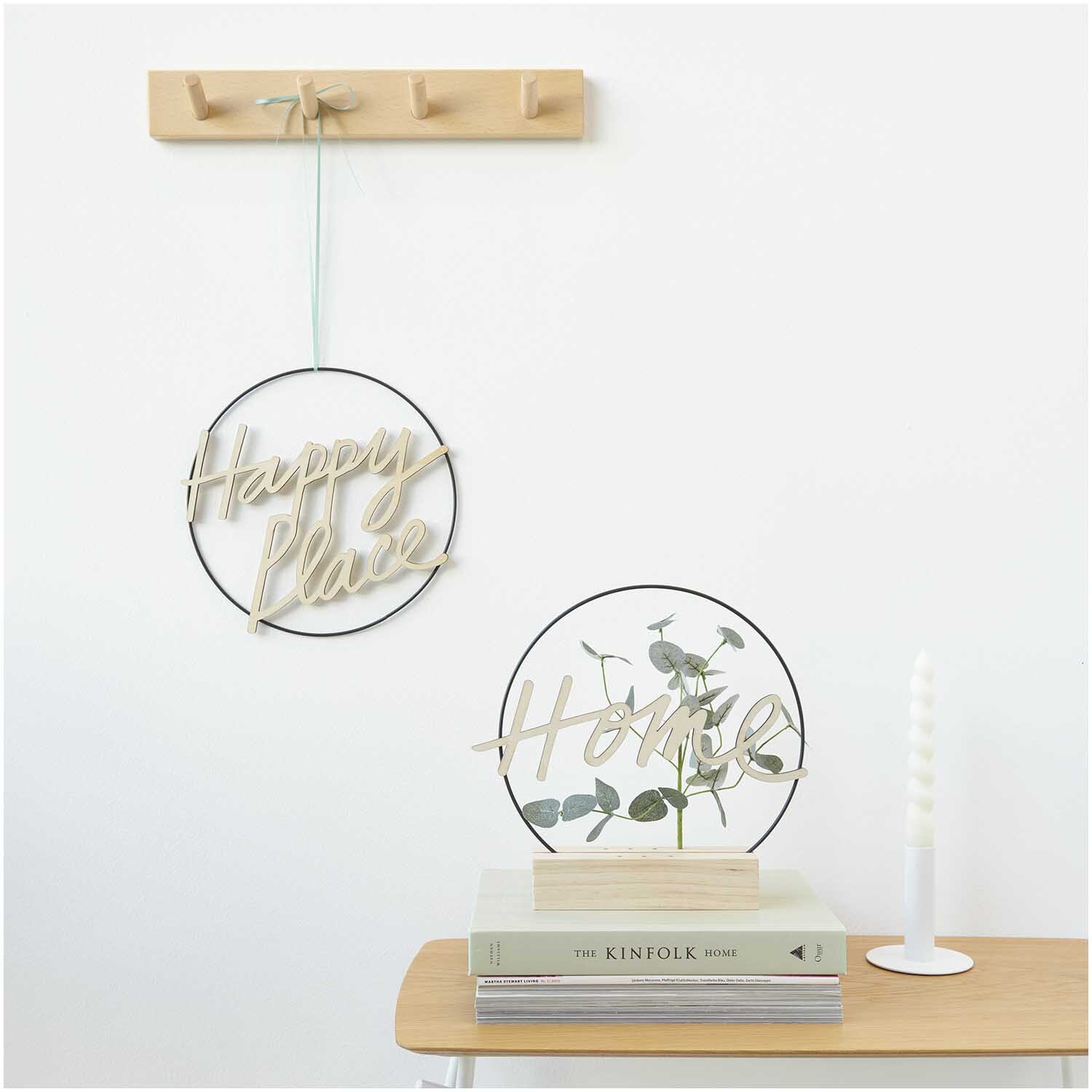 Holzschriftzug magnetisch "Home" 28x9cm von Rico Design, dekorativ auf einem Tisch mit Pflanzen und Büchern arrangiert.