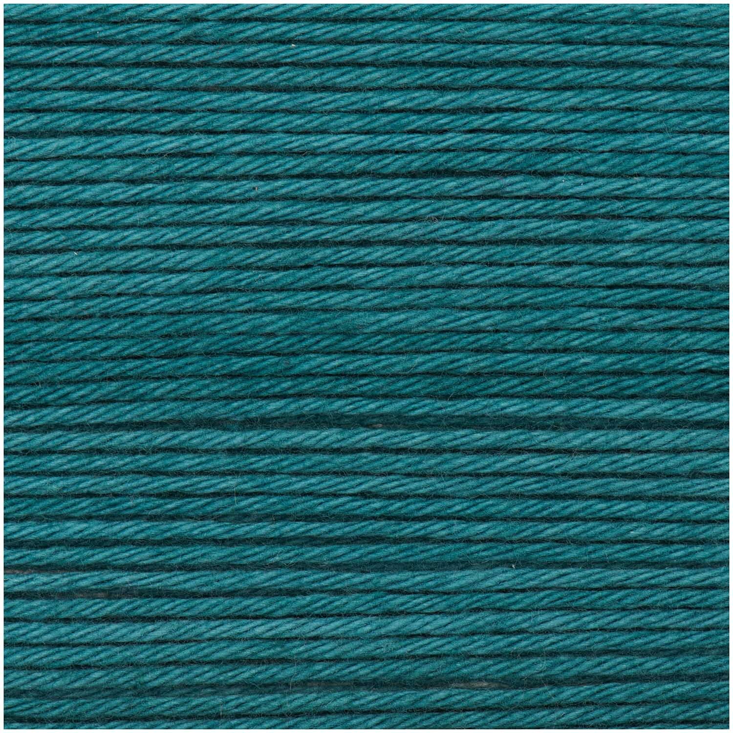 Creative Ricorumi dk, 25g Garn in Petrol von Rico Design, zeigt feine, gleichmäßige Fäden. Ideal für Strick- und Häkelprojekte.
