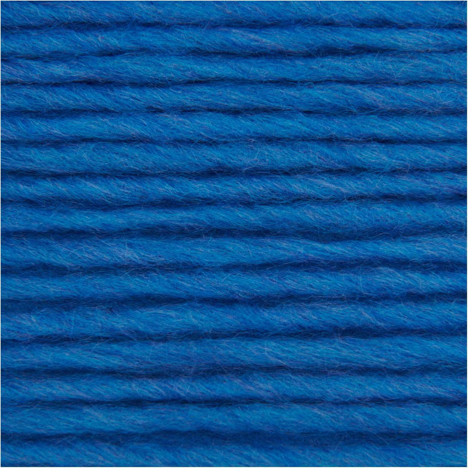 Essentials Super aran Wolle in kräftigem Azurblau von Rico Design, ideal für Strickprojekte.
