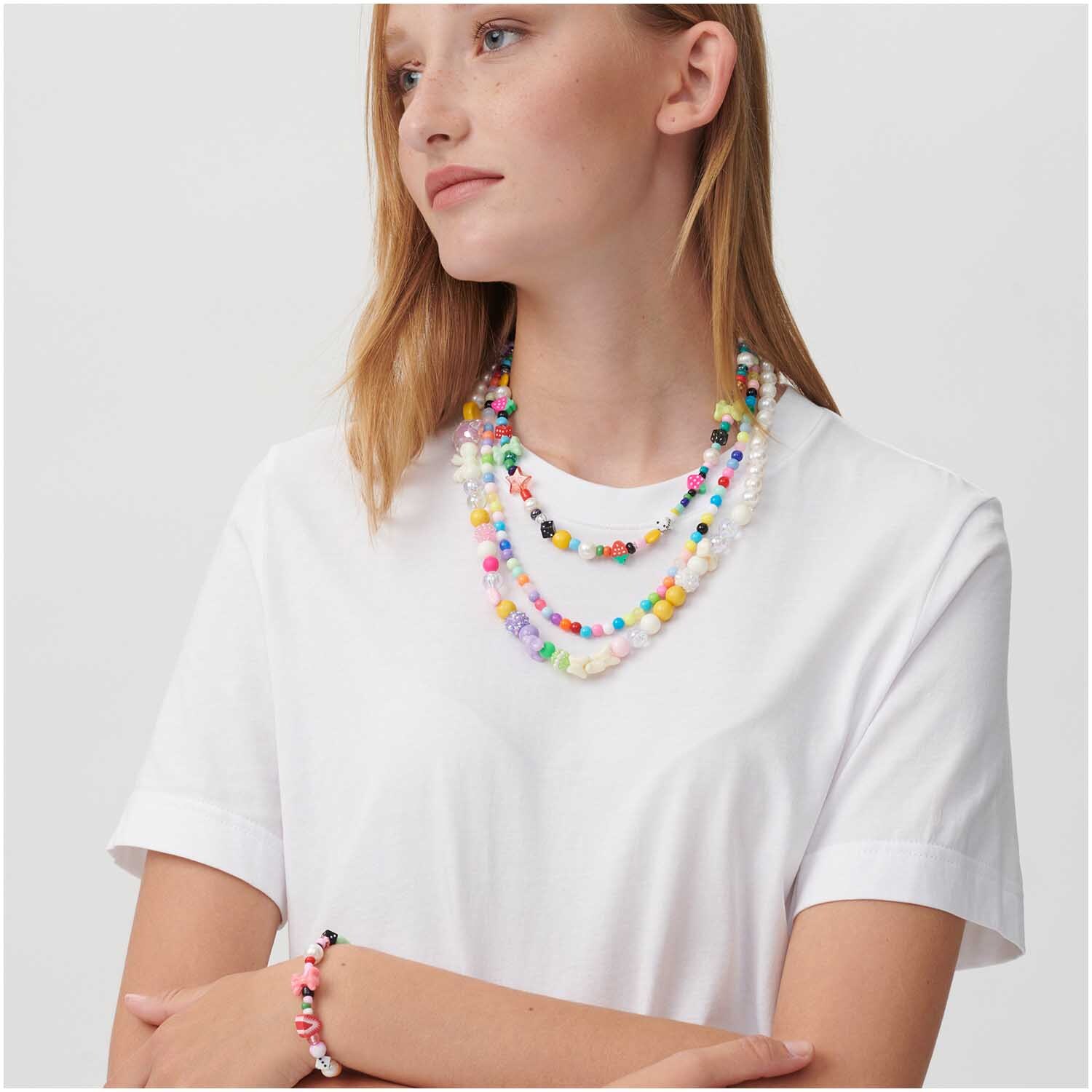Itoshii Kunststoffperlen just happy Mix 6mm, getragen als bunte Halsketten und Armband von Frau in weißem T-Shirt.