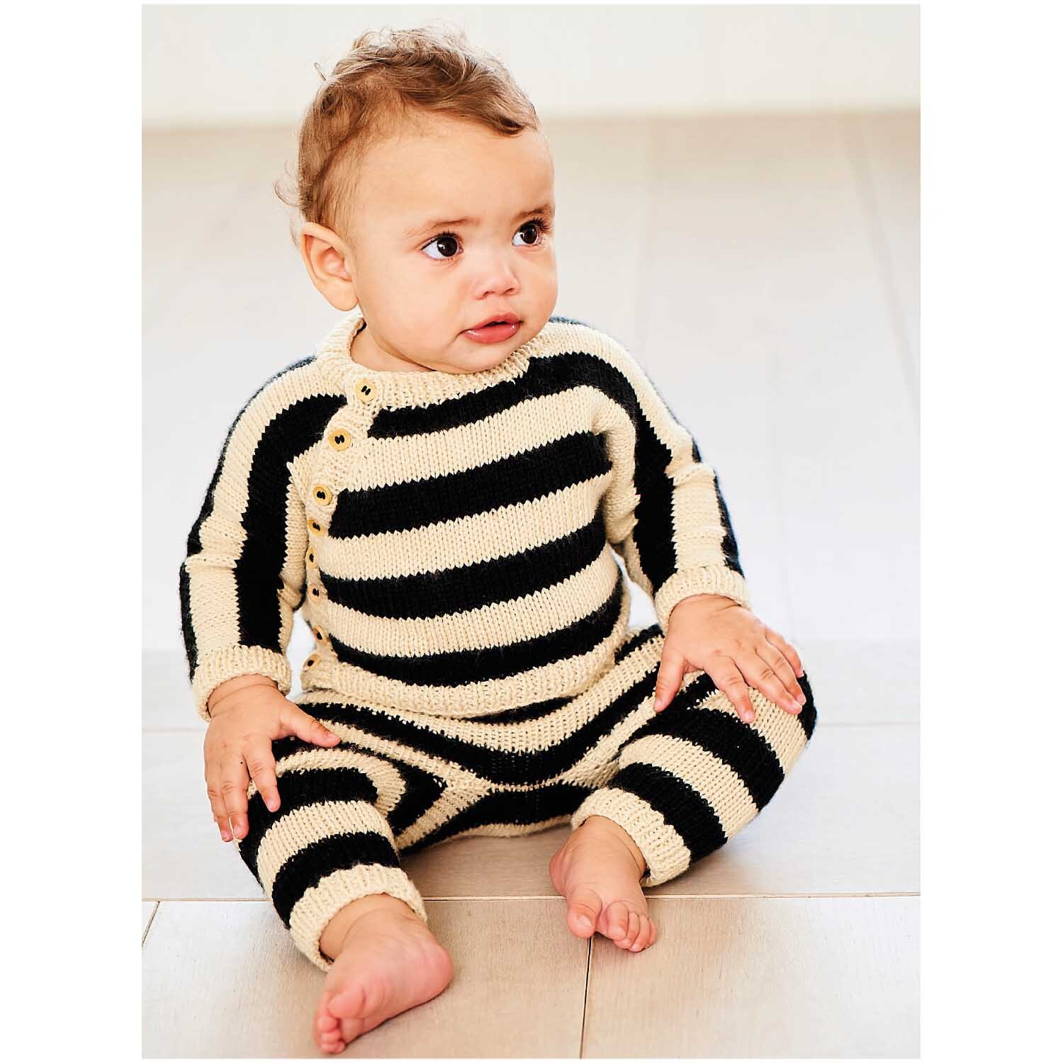 Rico Baby Dream dk uni - A Luxury Touch: Baby in gestreiftem Strampler aus weichem Garn, creme und schwarz, von Rico Design.