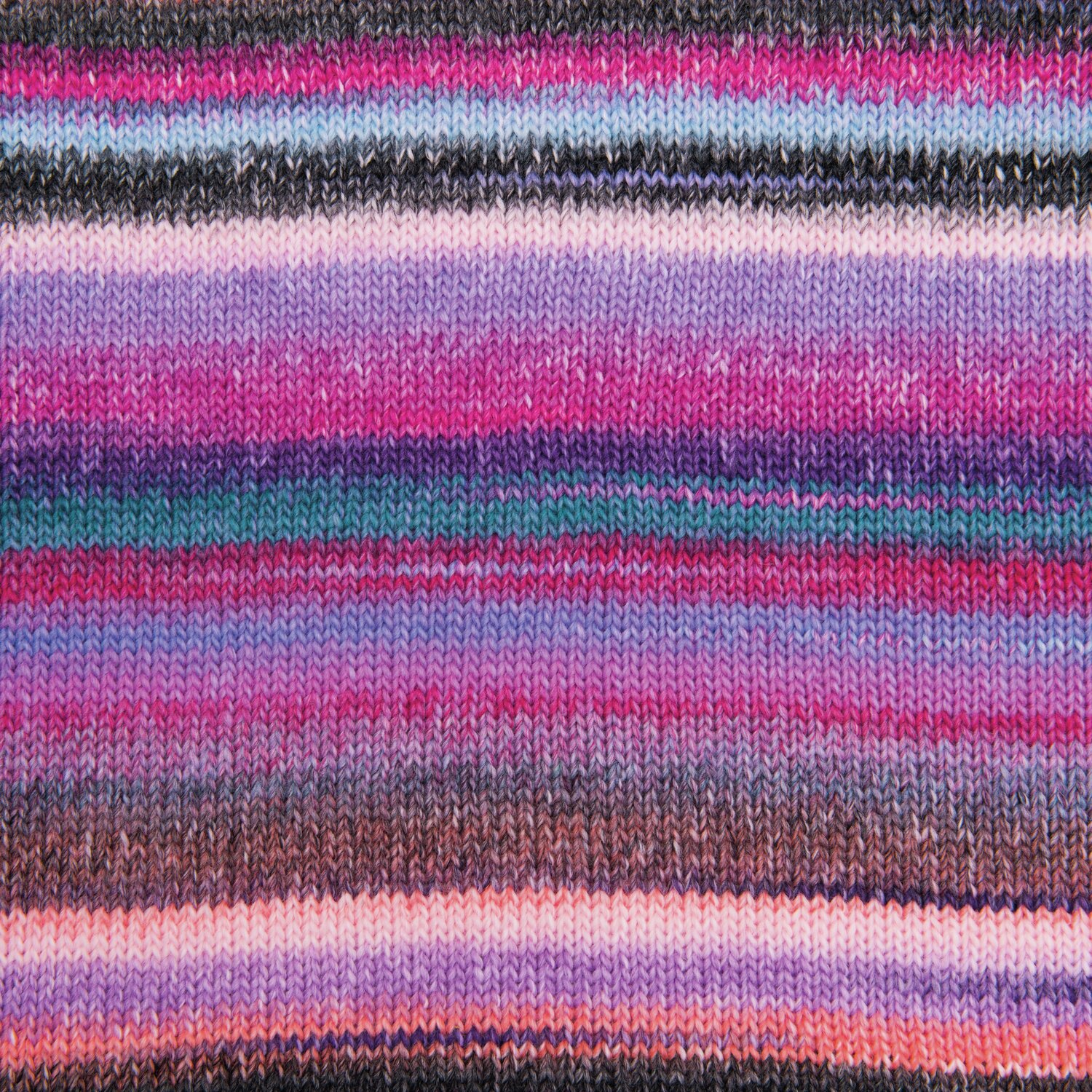 Ein gestricktes Stück aus einem lila-pinken Farbverlaufsgarn. Detailansicht eines Produktes.