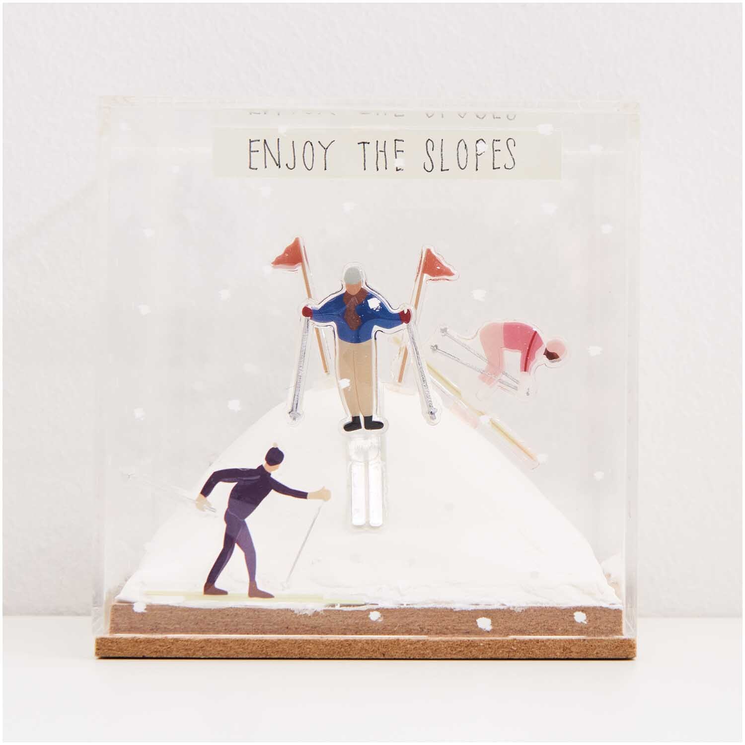 Figurico Modelliermasse 28g: Skifahrer auf weißem Schnee in einer dekorativen Box von Rico Design.