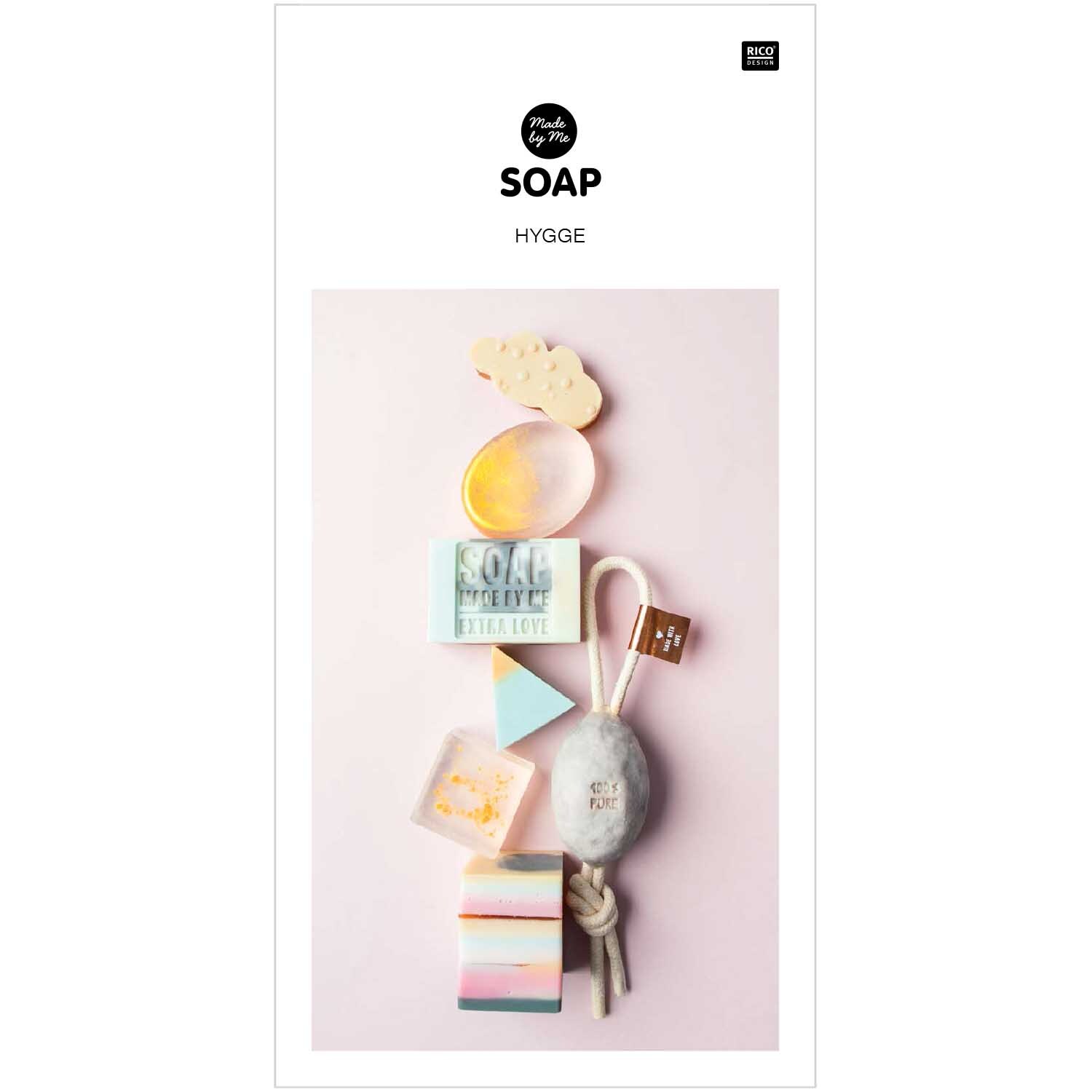 Made by Me Anleitungsheft Soap Hygge zeigt eine Auswahl an Seifen und Zubehör auf rosa Hintergrund.