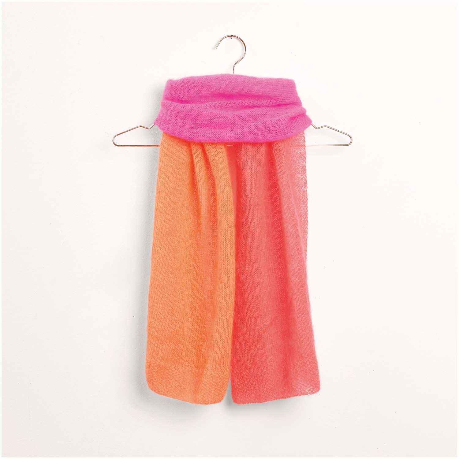 Strickset Schal Modell 18: Ein bunter Schal in Pink und Orange, aufgehängt an einem Kleiderbügel.