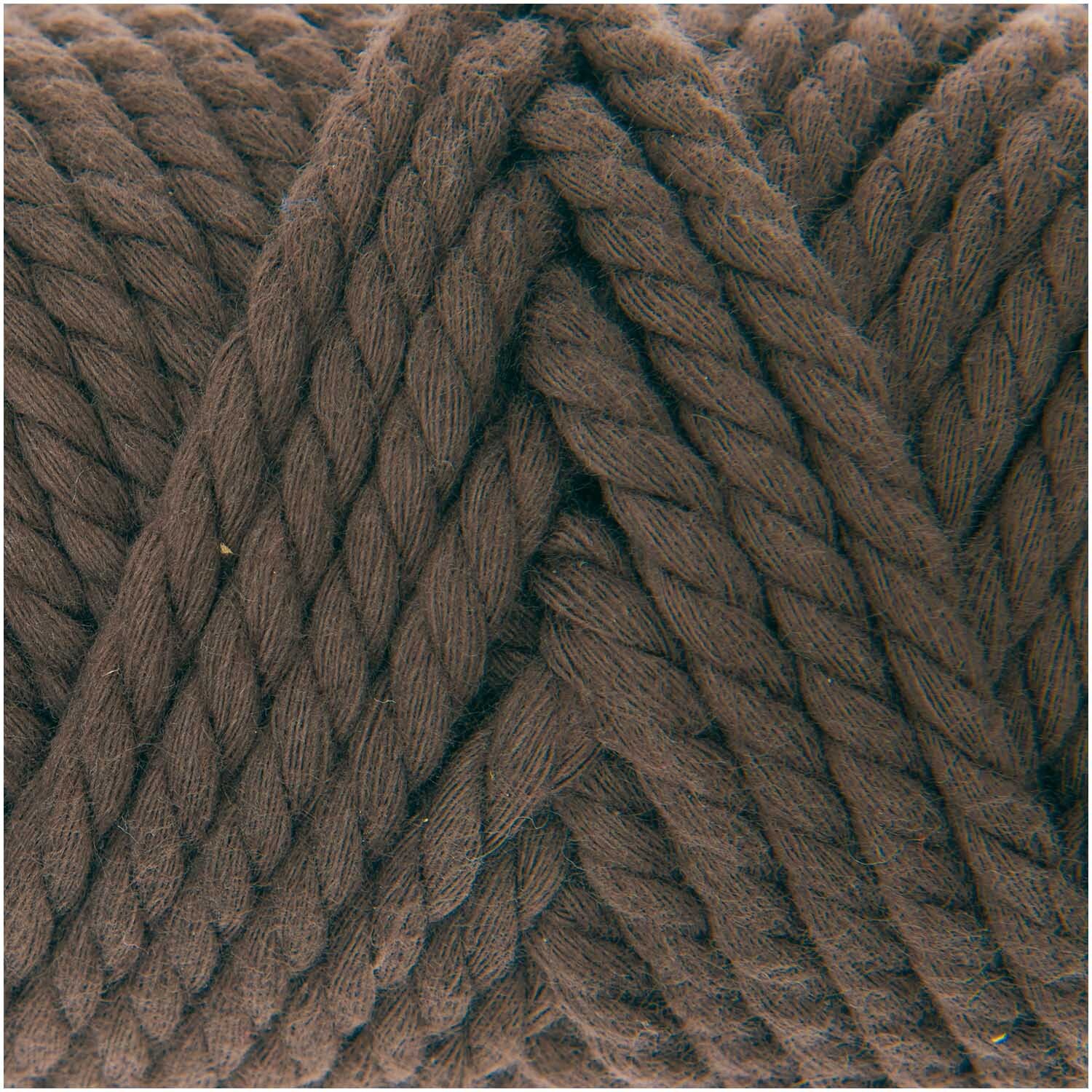 Creative Cotton Cord Makramee-Garn in Schokolade von Rico Design, 130g 25m. Nahaufnahme von dicht gewickeltem, braunem Garn.