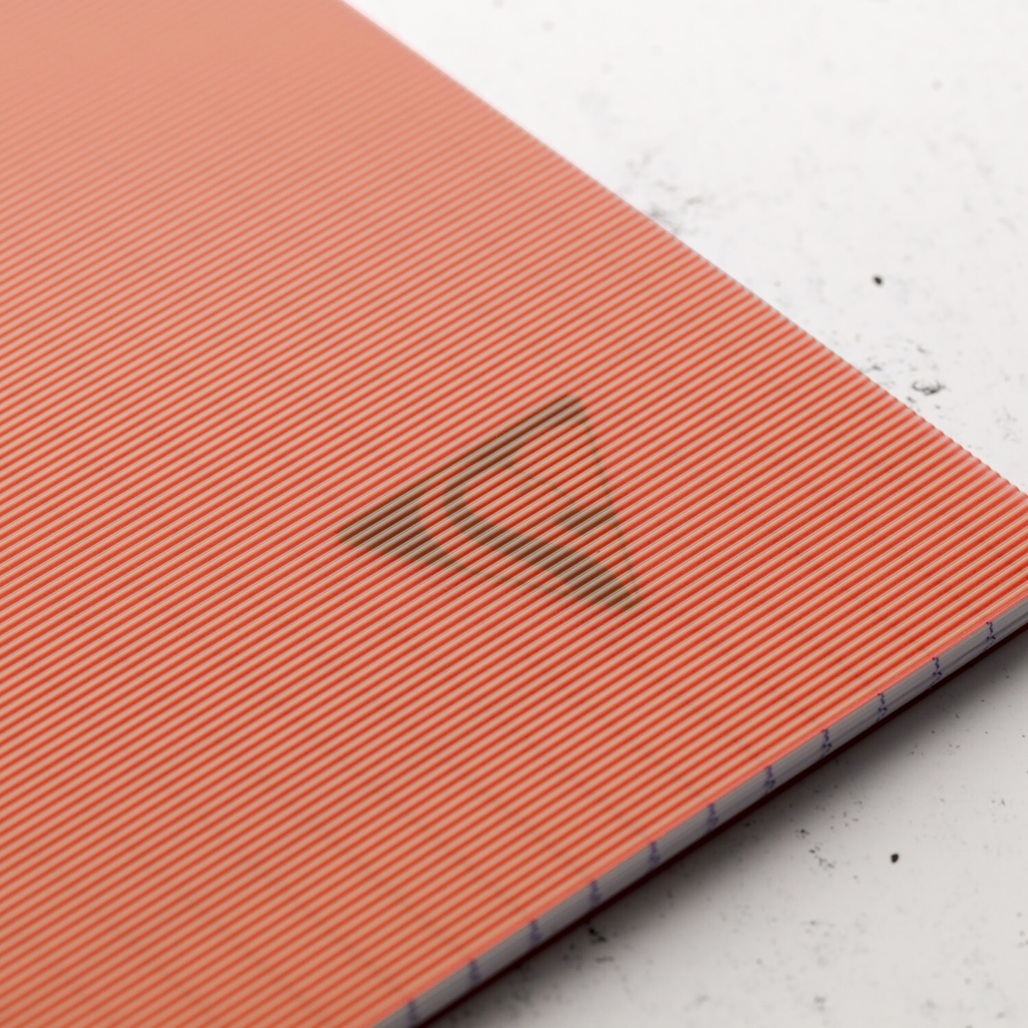 Spiralbuch A5 karriert 90 Blatt von Clairefontaine in Krapprot mit 90g/m² Papier, Nahaufnahme des Covers.