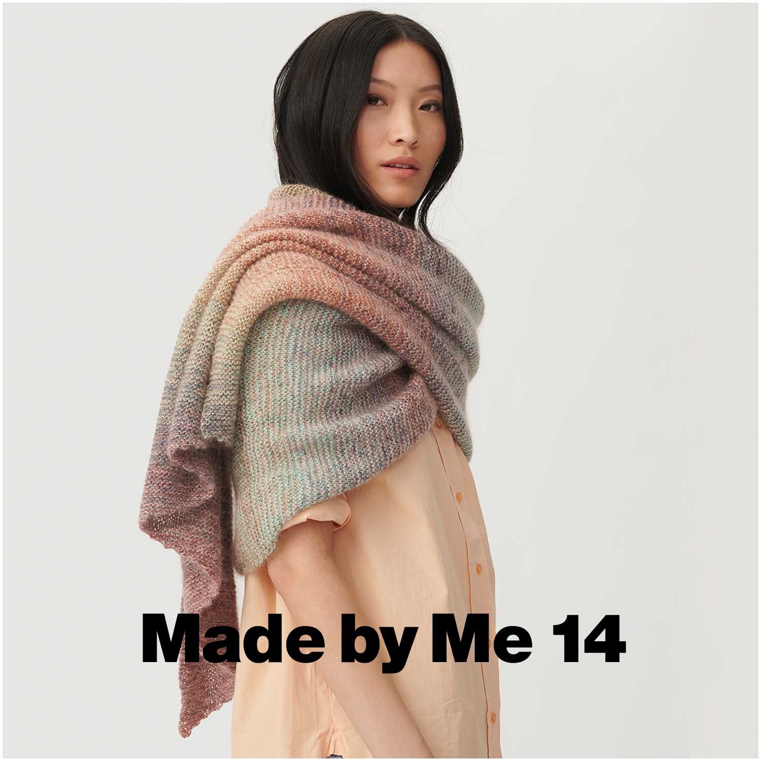 Creative Cotton Dégradé Lucky 8: Frau trägt gestrickten Schal in sanften Tönen, ideal für stilvolle Outfits. Perfekt für kreative Strickprojekte.