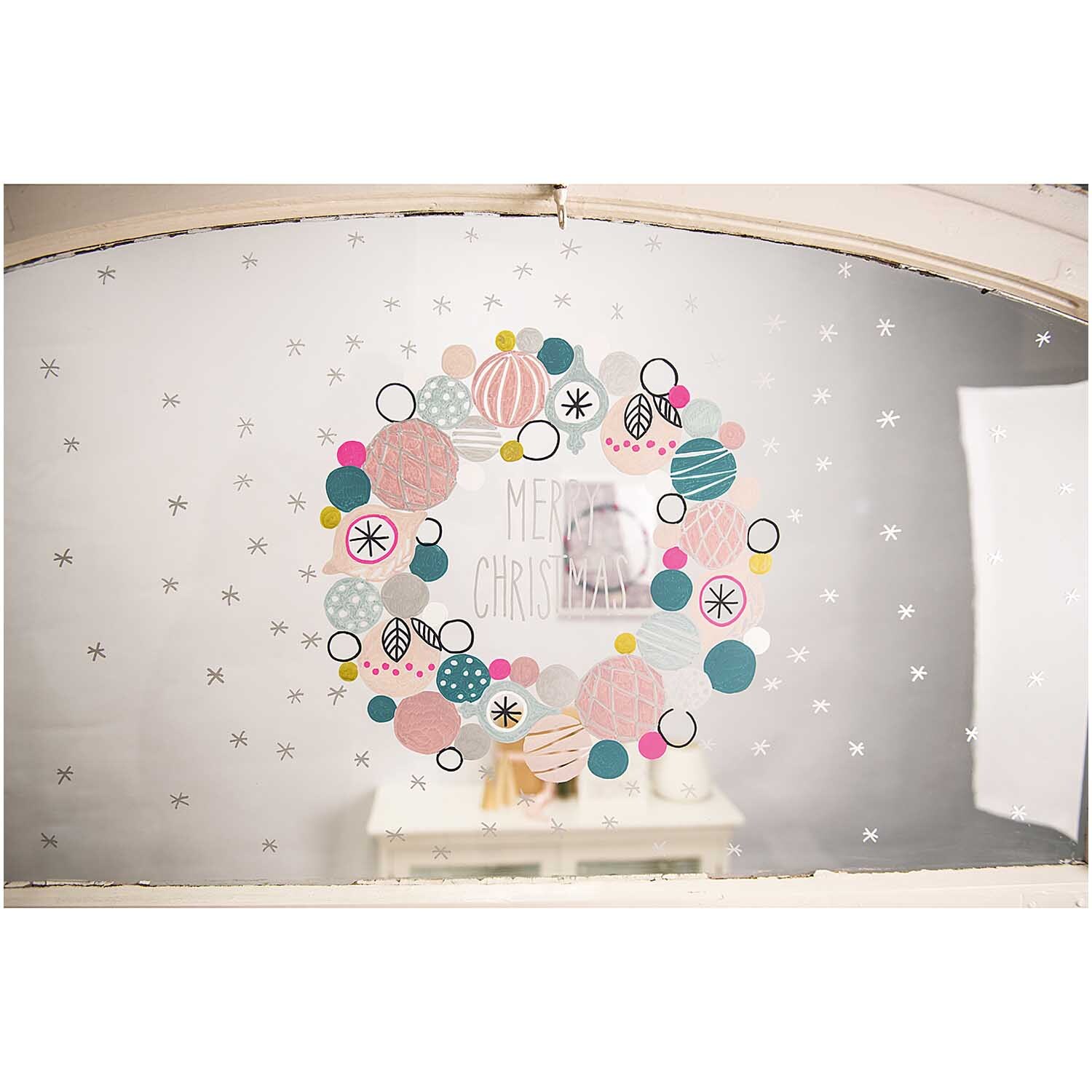 Vorlagenmappe Nostalgic Christmas: Ein Fenster mit buntem, festlichem Kranz aus Kreidestiften dekoriert. Marke: Rico Design.
