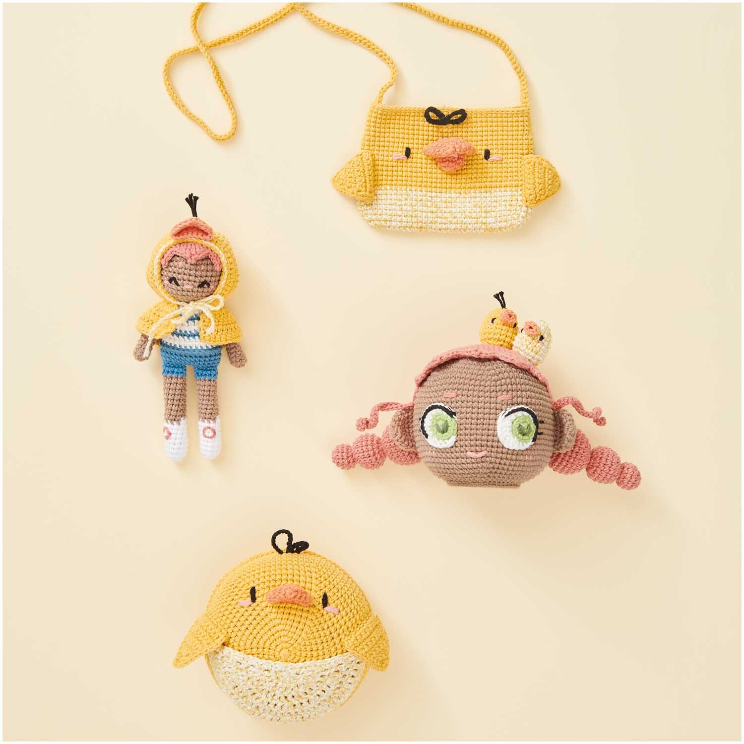 Creative Ricorumi dk: Gehäkelte Figuren und Accessoires in Gelb und Rosa, ideal für DIY-Projekte.
