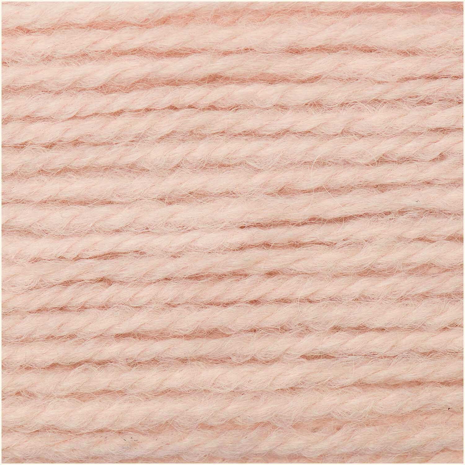 Essentials Alpaca Twist Chunky in Puder von Rico Design, 50g 65m. Nahaufnahme von weicher, gedrehter Wolle in zartem Rosa.