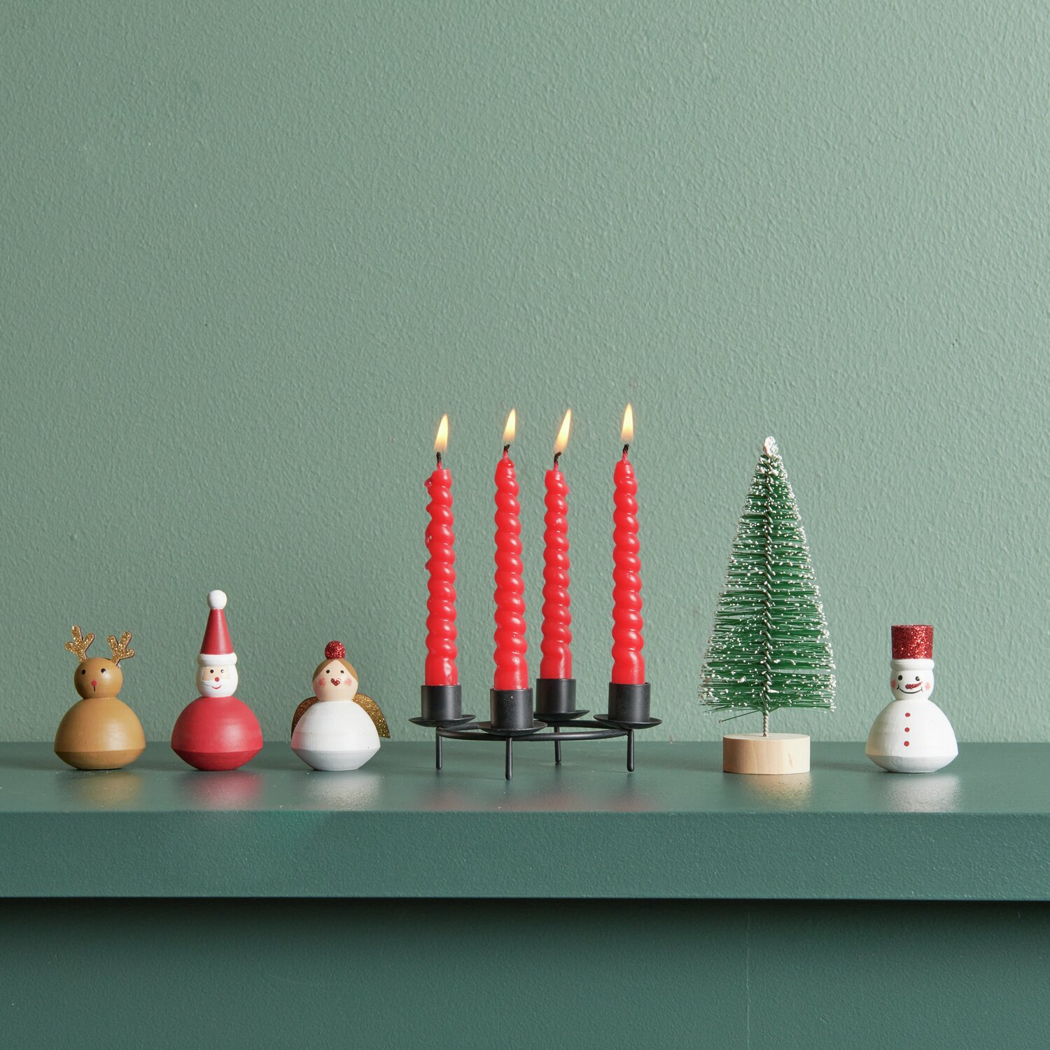 Spiralkerzen 1,2x10cm 10 Stück, leuchtend rot, auf einem Adventskerzenhalter mit X-Mas Figuren und Tannenbaum dekoriert.