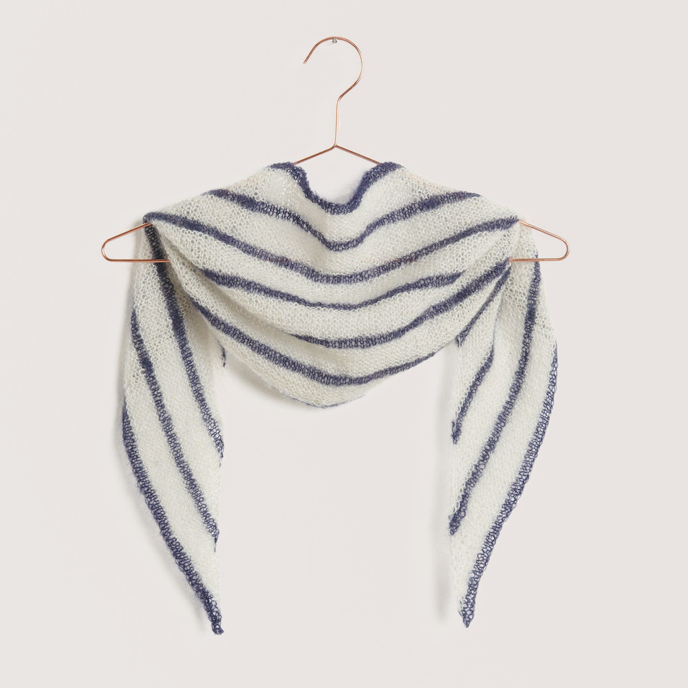 Gestreiftes Dreieckstuch auf grauem Hintergrund – zum Strickset