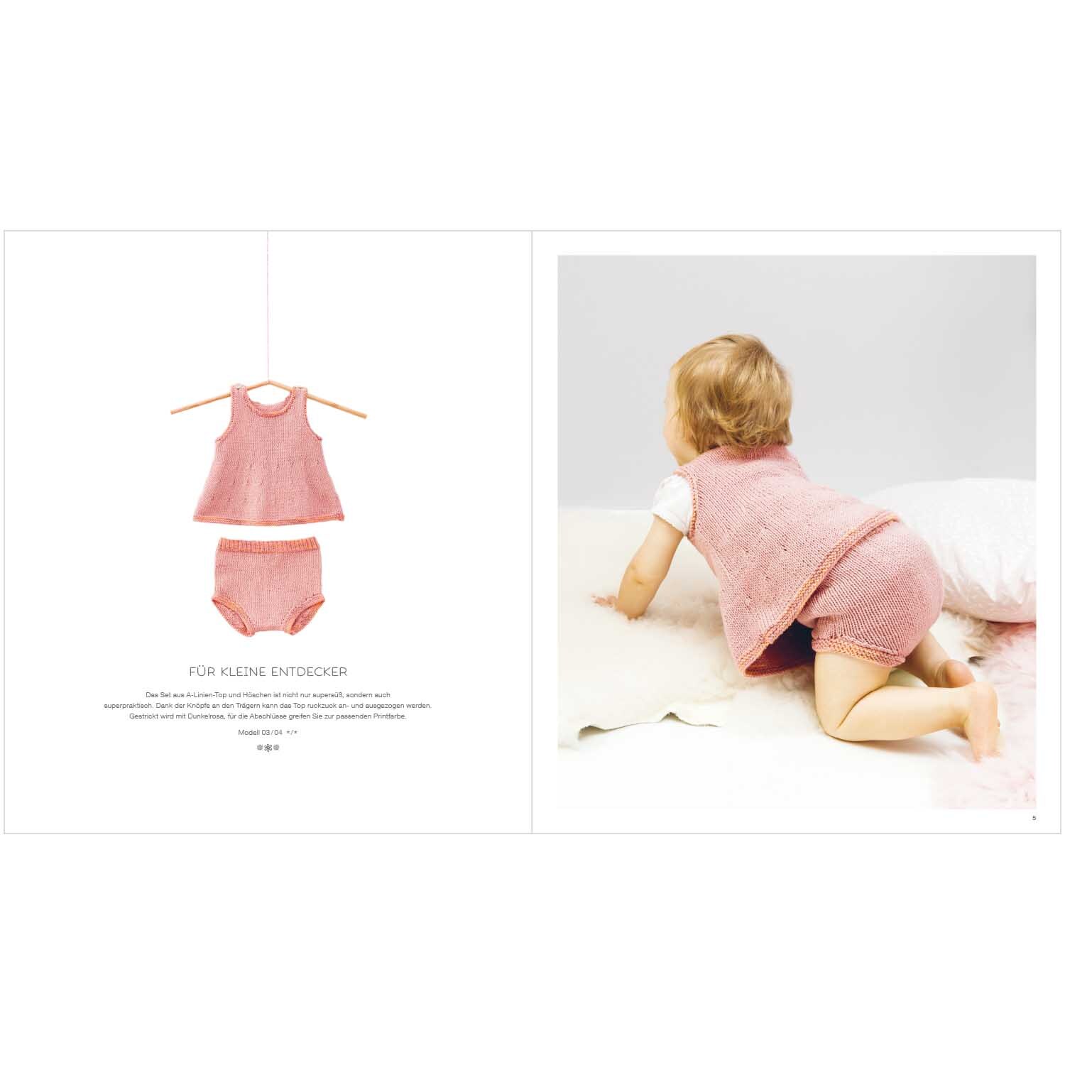 Rico Baby Heft Nr.24 zeigt ein Baby in rosa Strickkleidung von Rico Design, das auf einem Bett krabbelt.