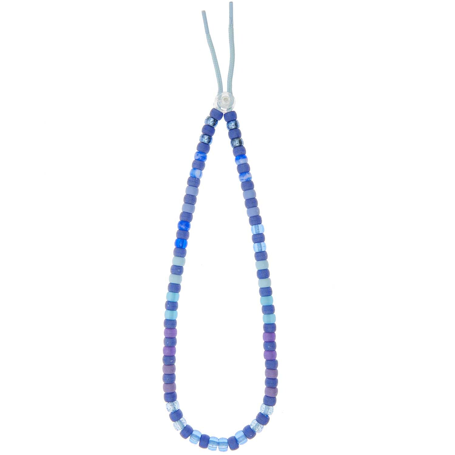 Itoshii - Ponii Beads: Eine Kette aus blauen Perlen in verschiedenen Tönen von Rico Design.