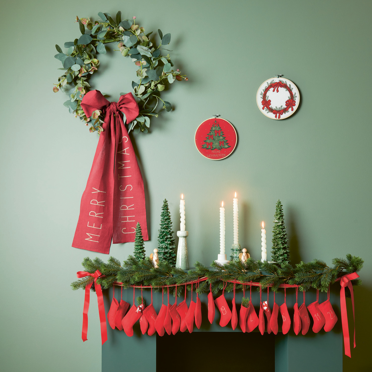 Stickpackung Bild Kranz mit Schleifen von Rico Design: Ein dekorativer Kranz mit roter Schleife und Weihnachtsdekoration.