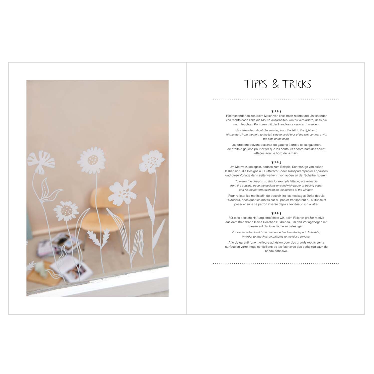 Vorlagenmappe Transformation Fenster- und Glasmalerei zeigt florale Designs mit Kreidestiften. Links Blumenmuster, rechts Tipps & Tricks. Marke: Rico Design.