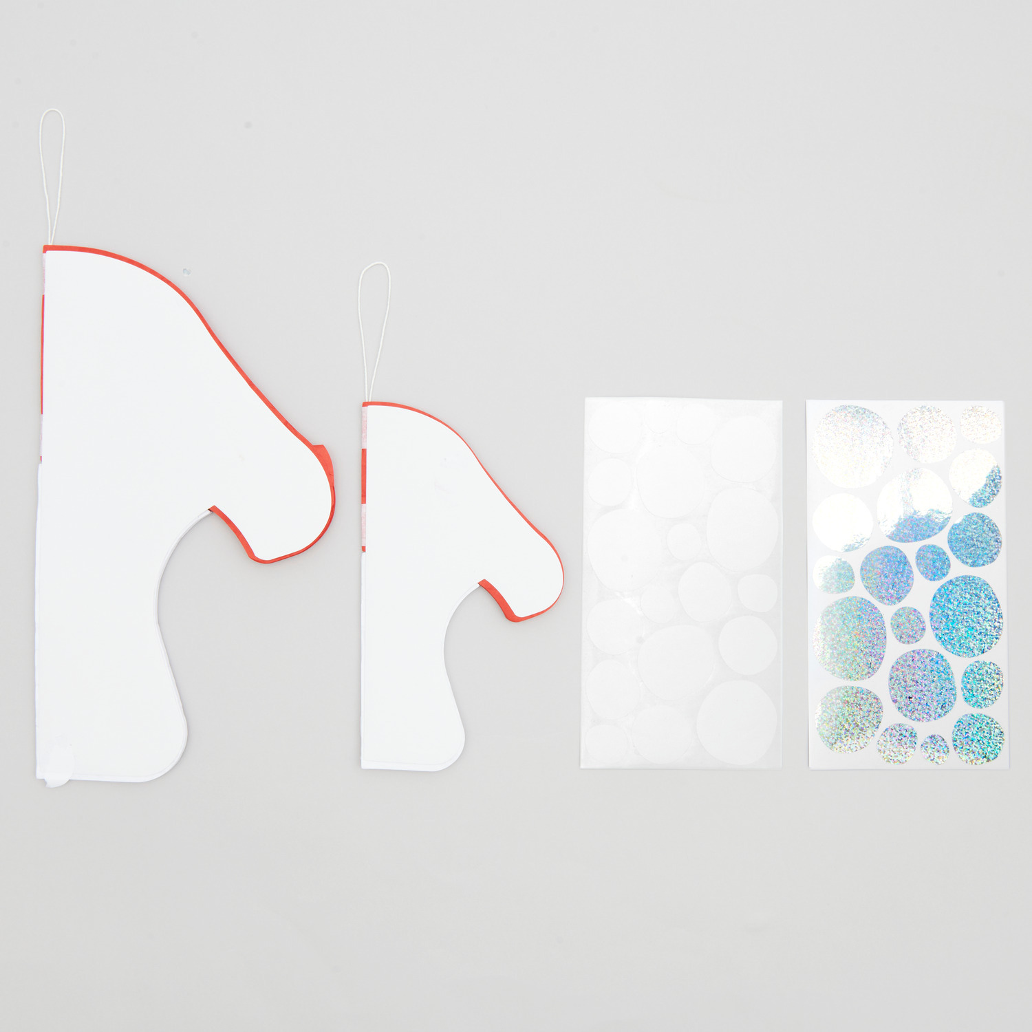 Wabenpapier Fliegenpilz von Rico Design: Set aus drei weißen Papierformen mit roten Akzenten und zwei dekorativen Folien.