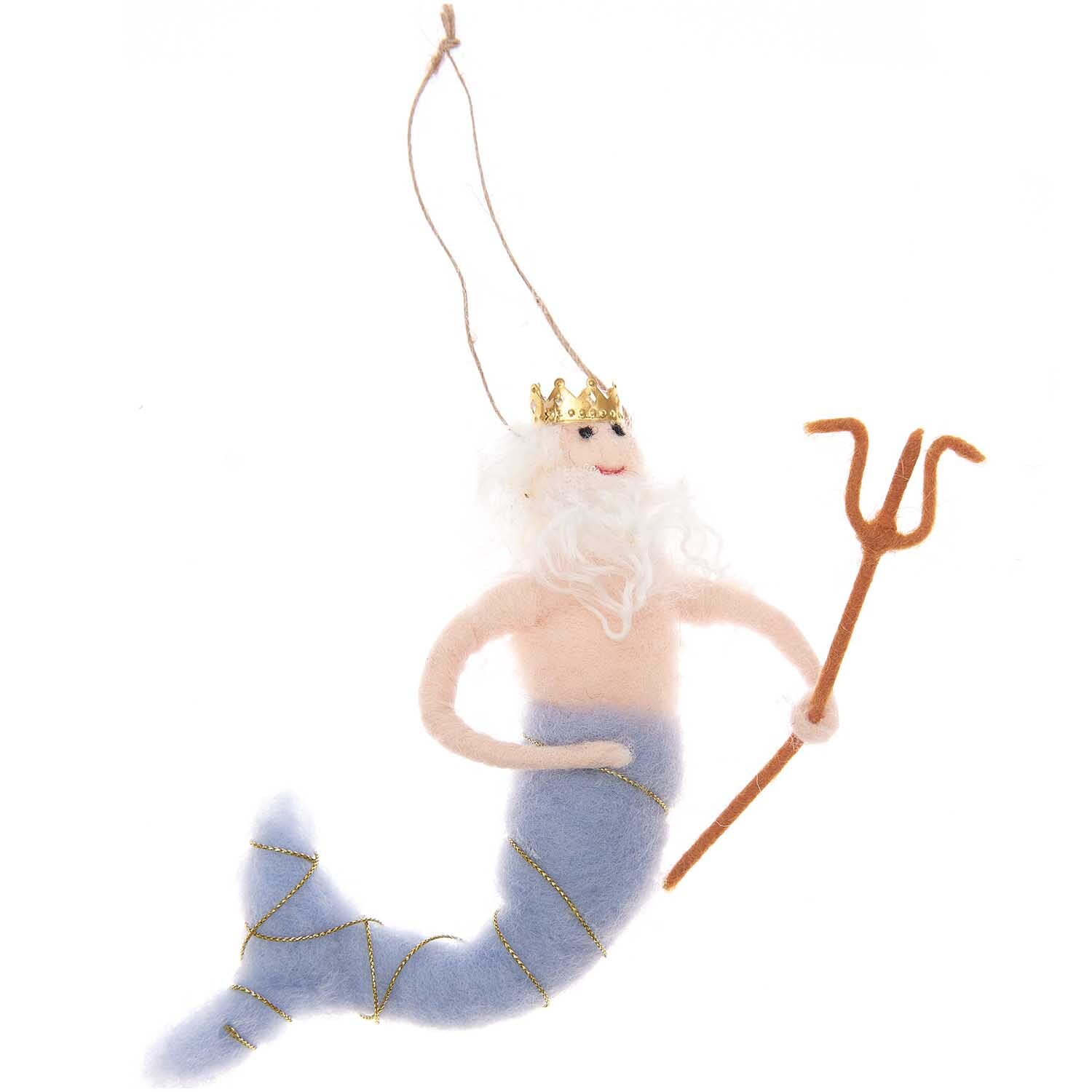 Filzhänger Neptun 17cm von Rico Design zeigt eine Neptun-Figur mit Krone und Dreizack, ideal als dekorativer Anhänger.