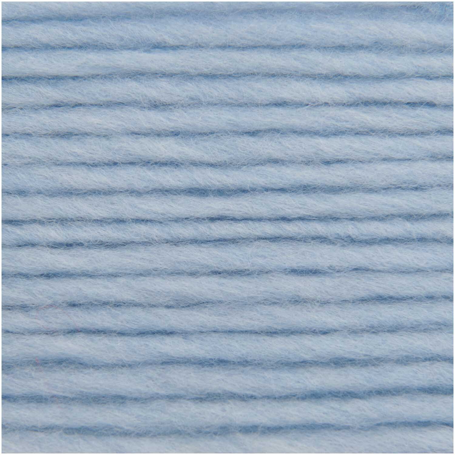 Essentials Super aran: Nahaufnahme von hellblauer Wolle, 50g 100m, von Rico Design, ideal zum Stricken.