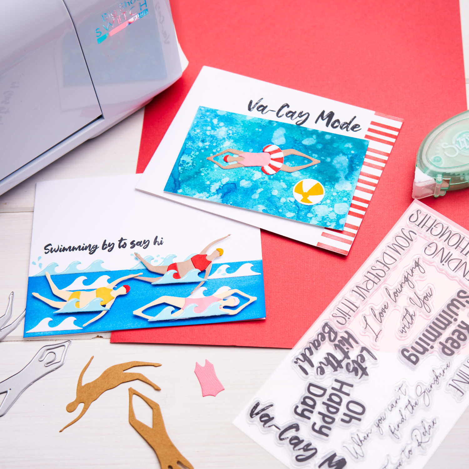 Clear Stamps Set Synchronized Swimmer 29PK zeigt bunte Karten mit Schwimmer-Motiven und Stempeln.
